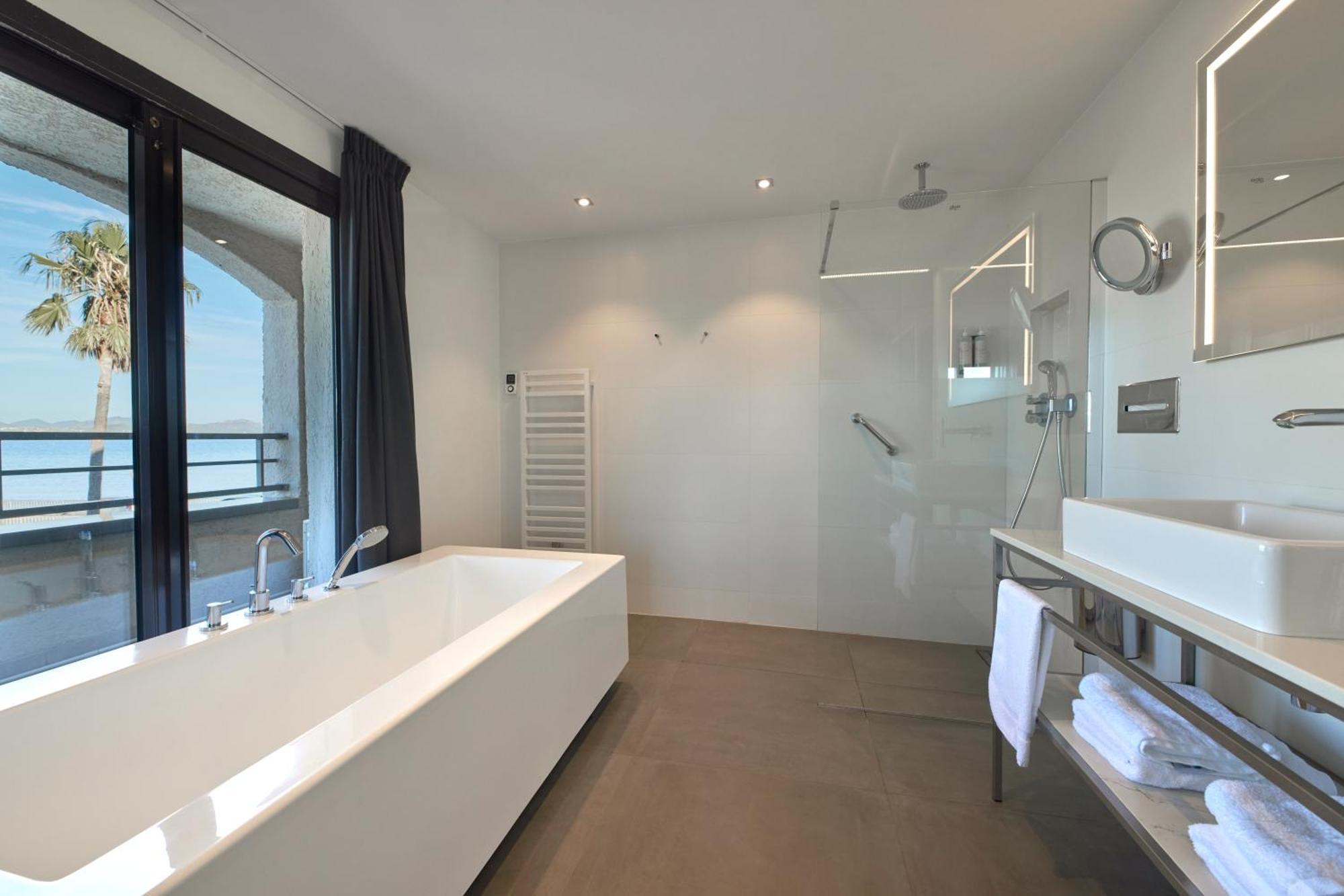 Superior Suite bath