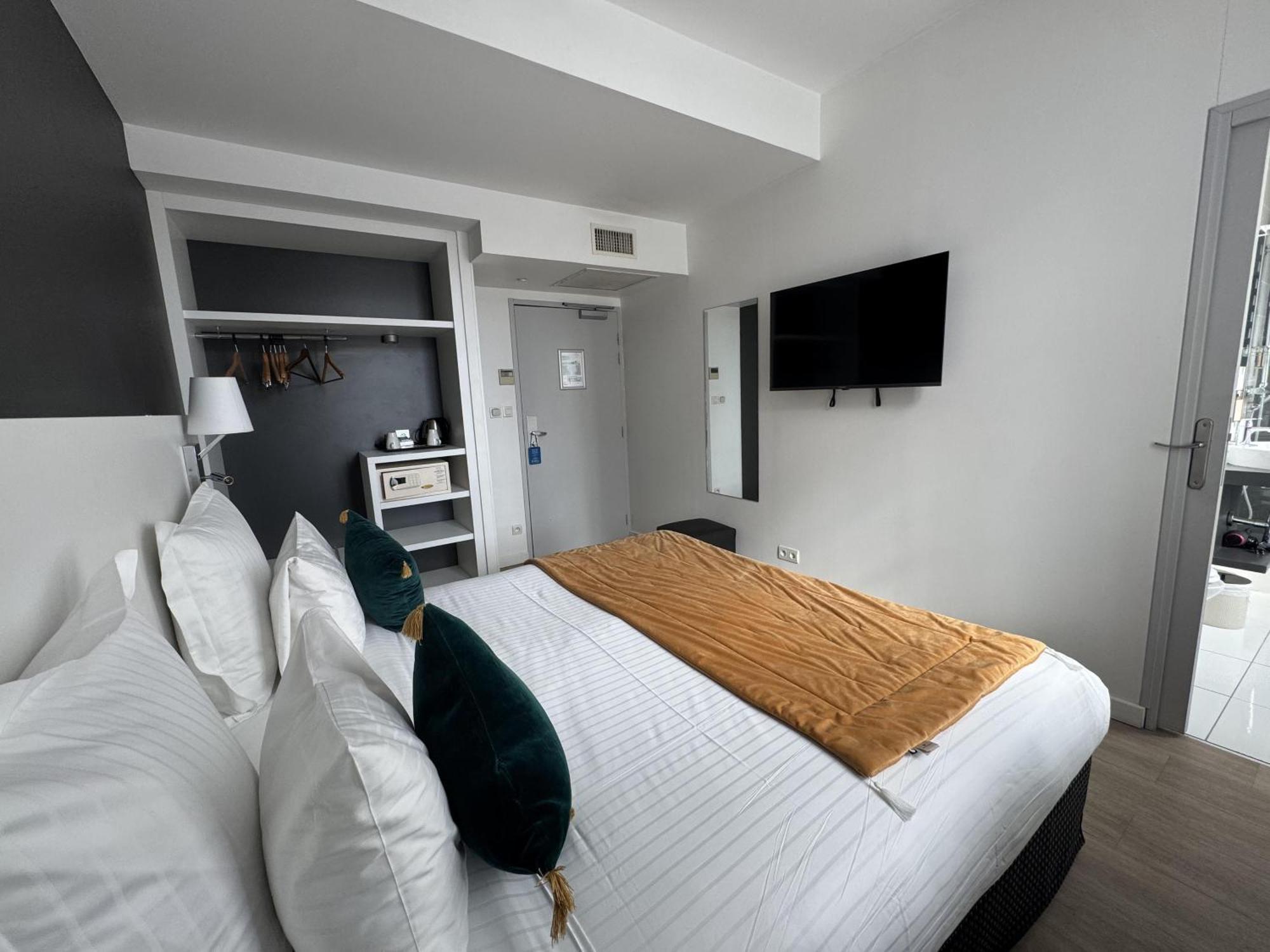 Superior Queen Room Queen Bed Non-Smoking