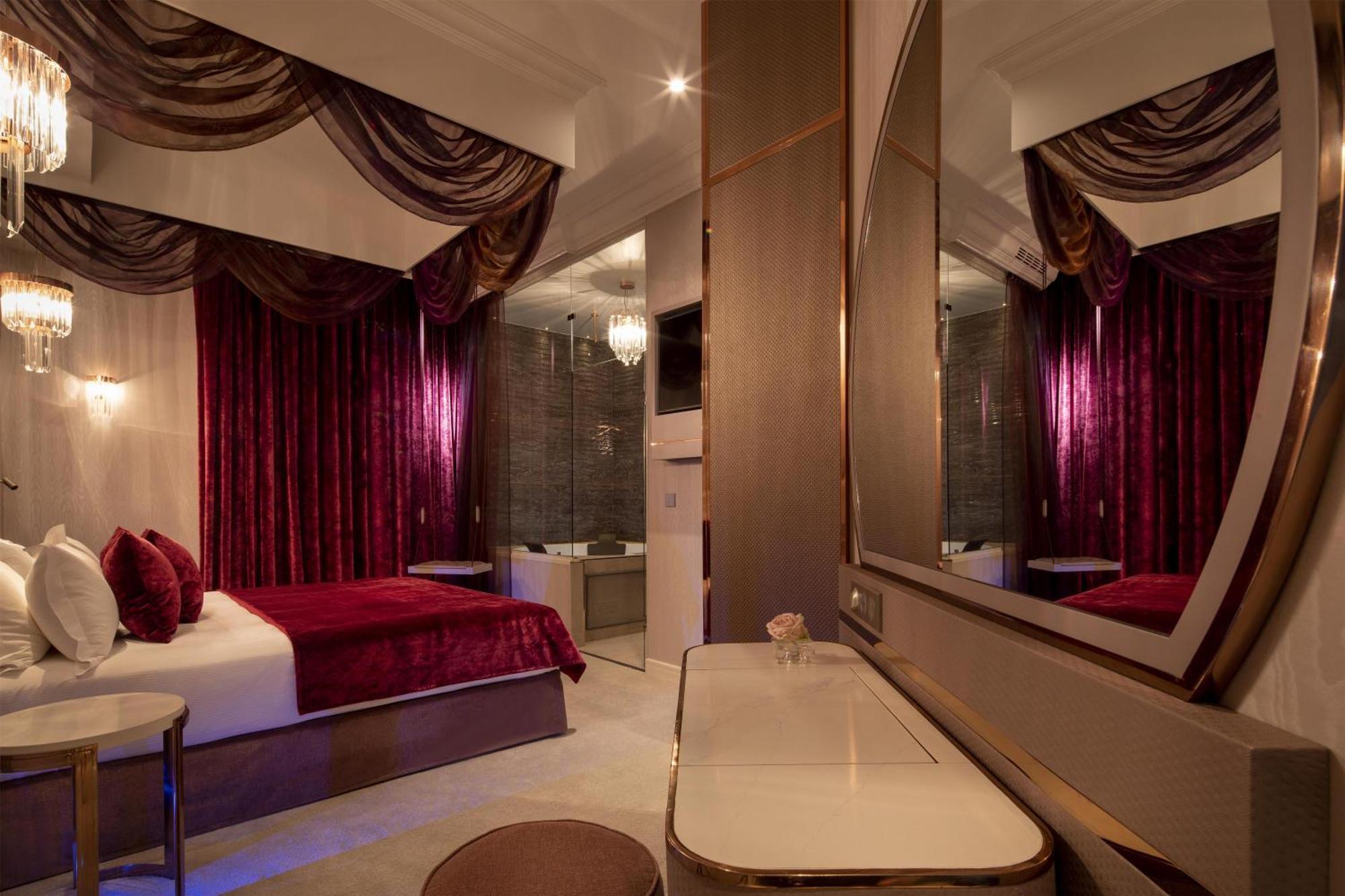 Deluxe Room Precious Jacuzzi
