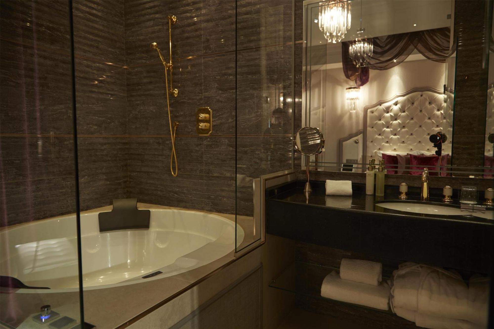 Deluxe Room Precious Jacuzzi