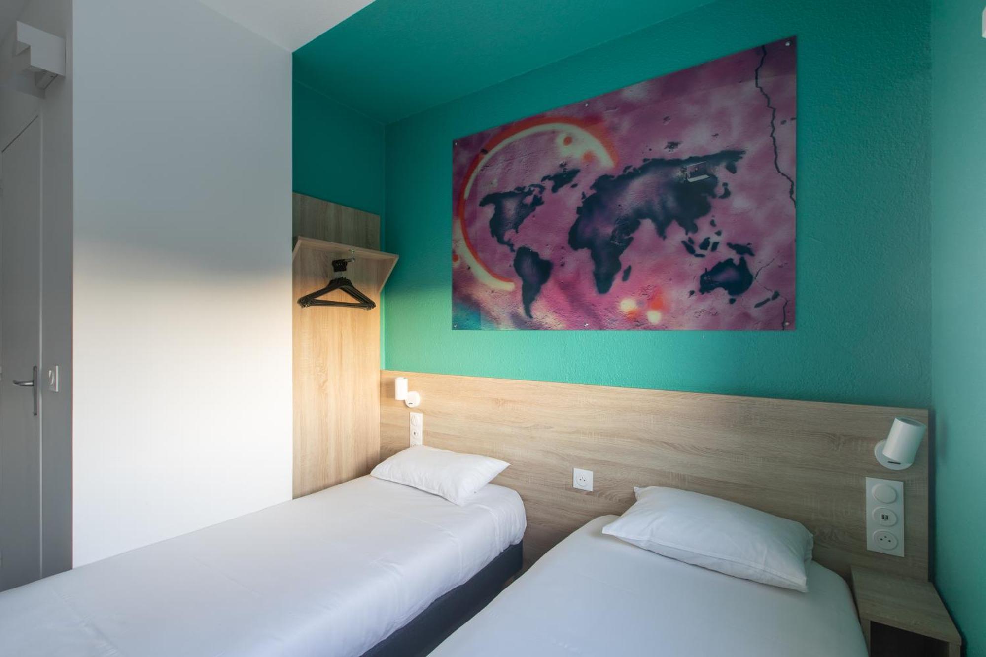 Twin Room 2 Simple Beds Wifi Air-Co Shower