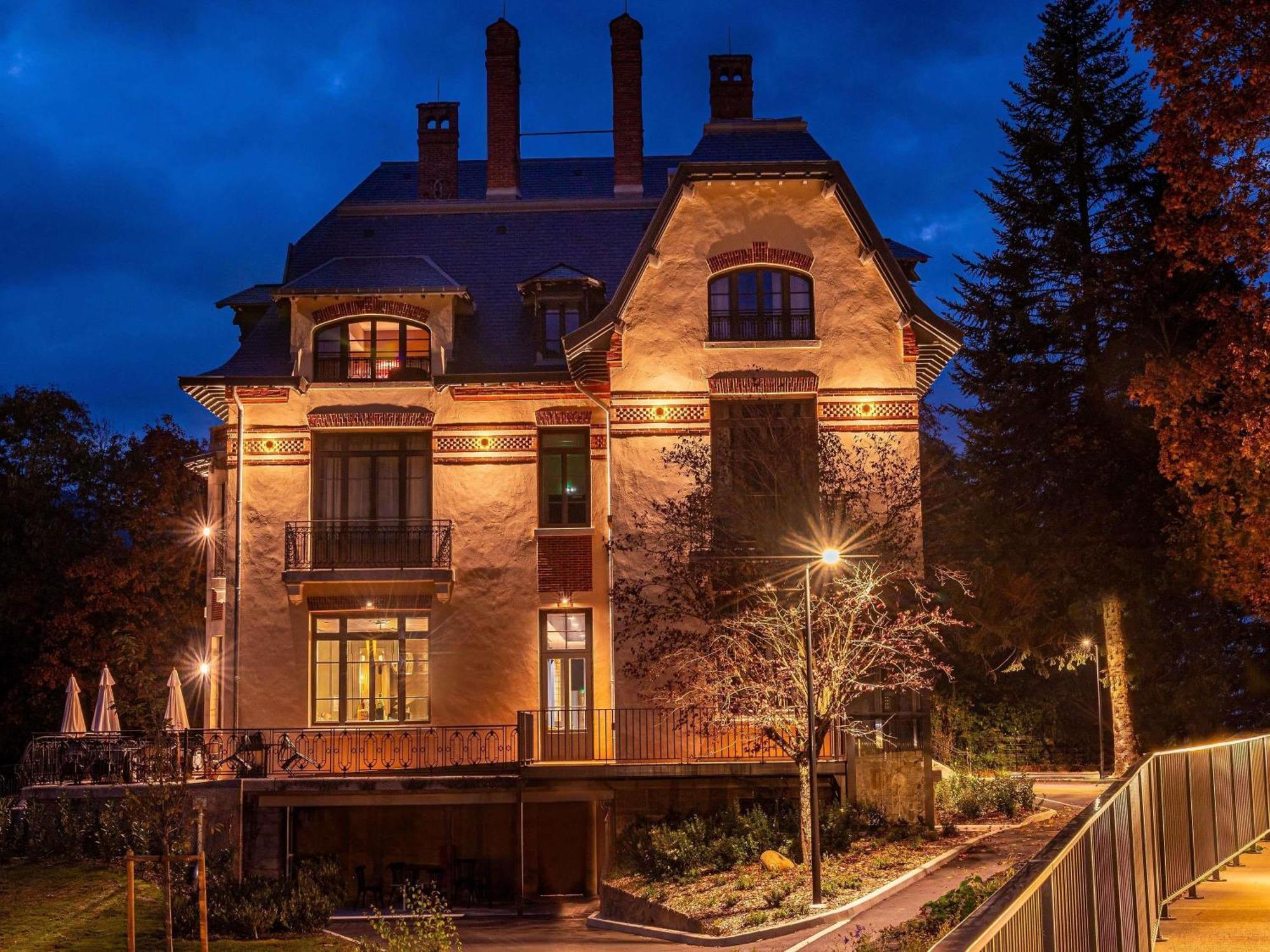 Duplex Two-Bedroom Apartment with Lounge and Mountain View