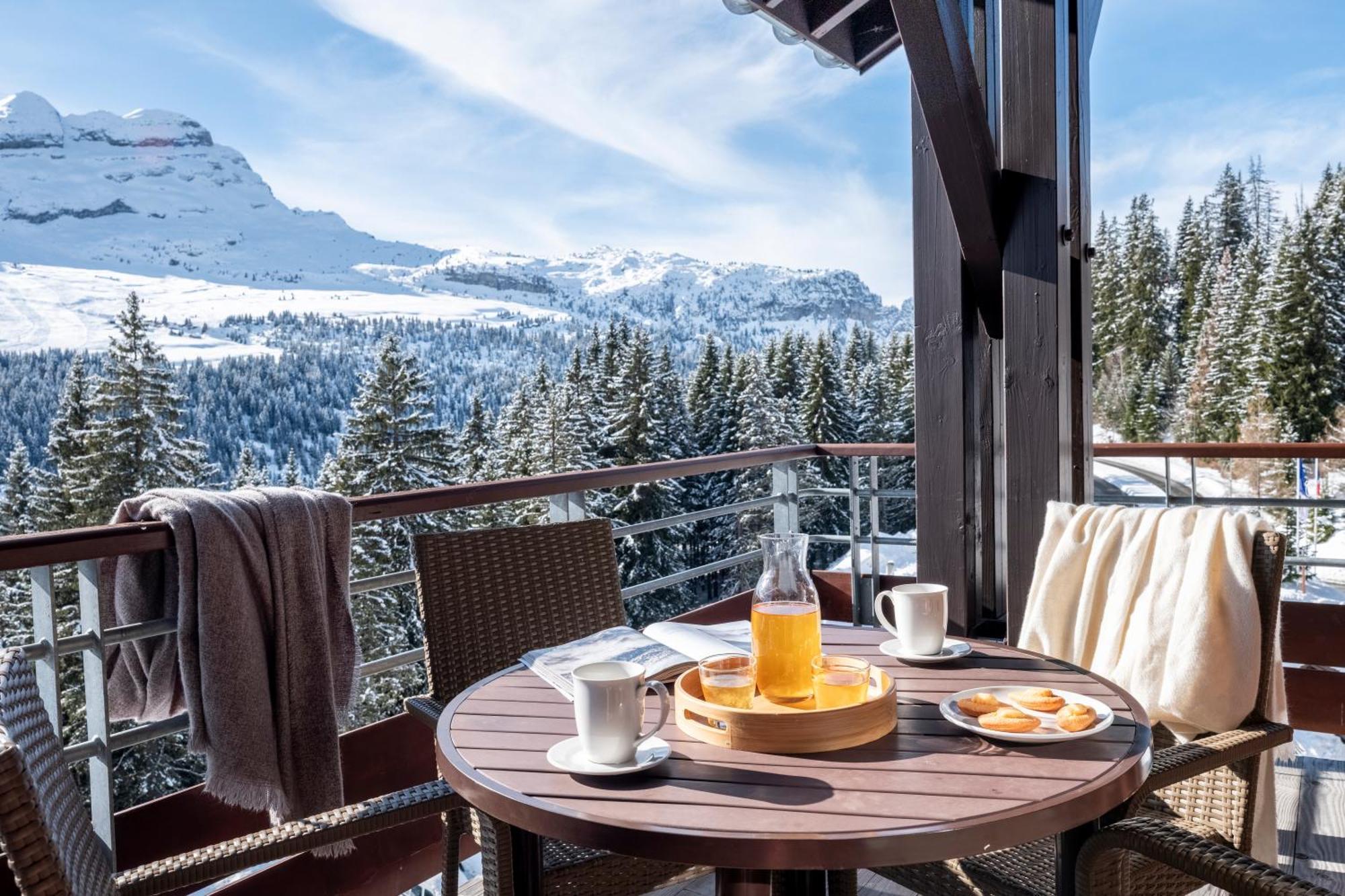 Four-Bedroom Apartment Balcony Mountain View