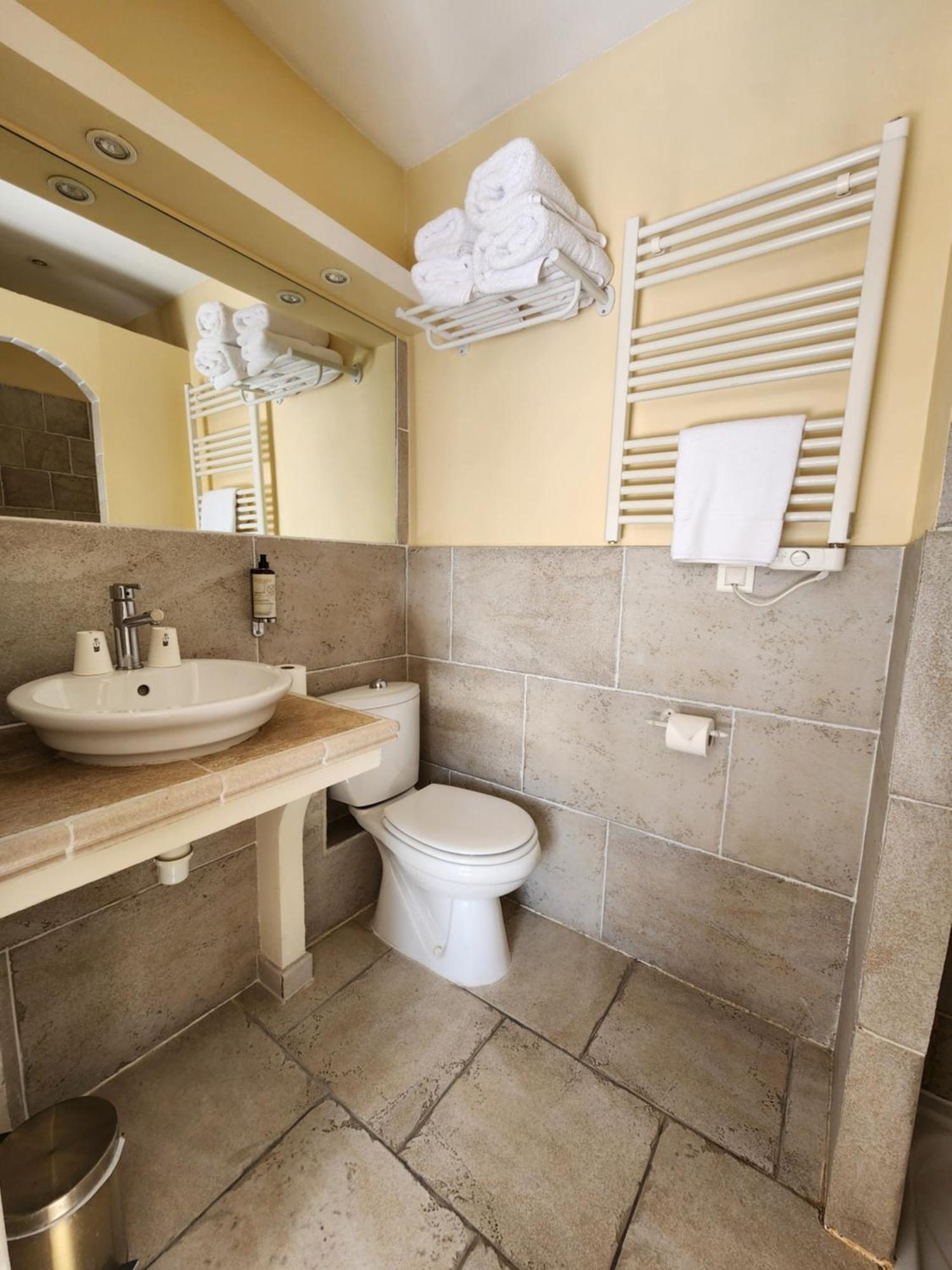Double Room,1756427844:JPEG
