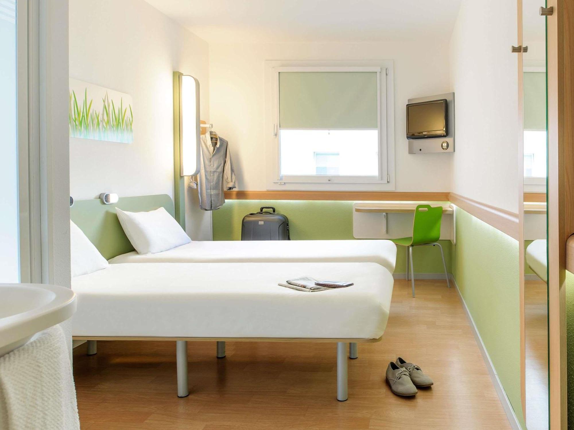 Classic Room Two Single Beds Garden View