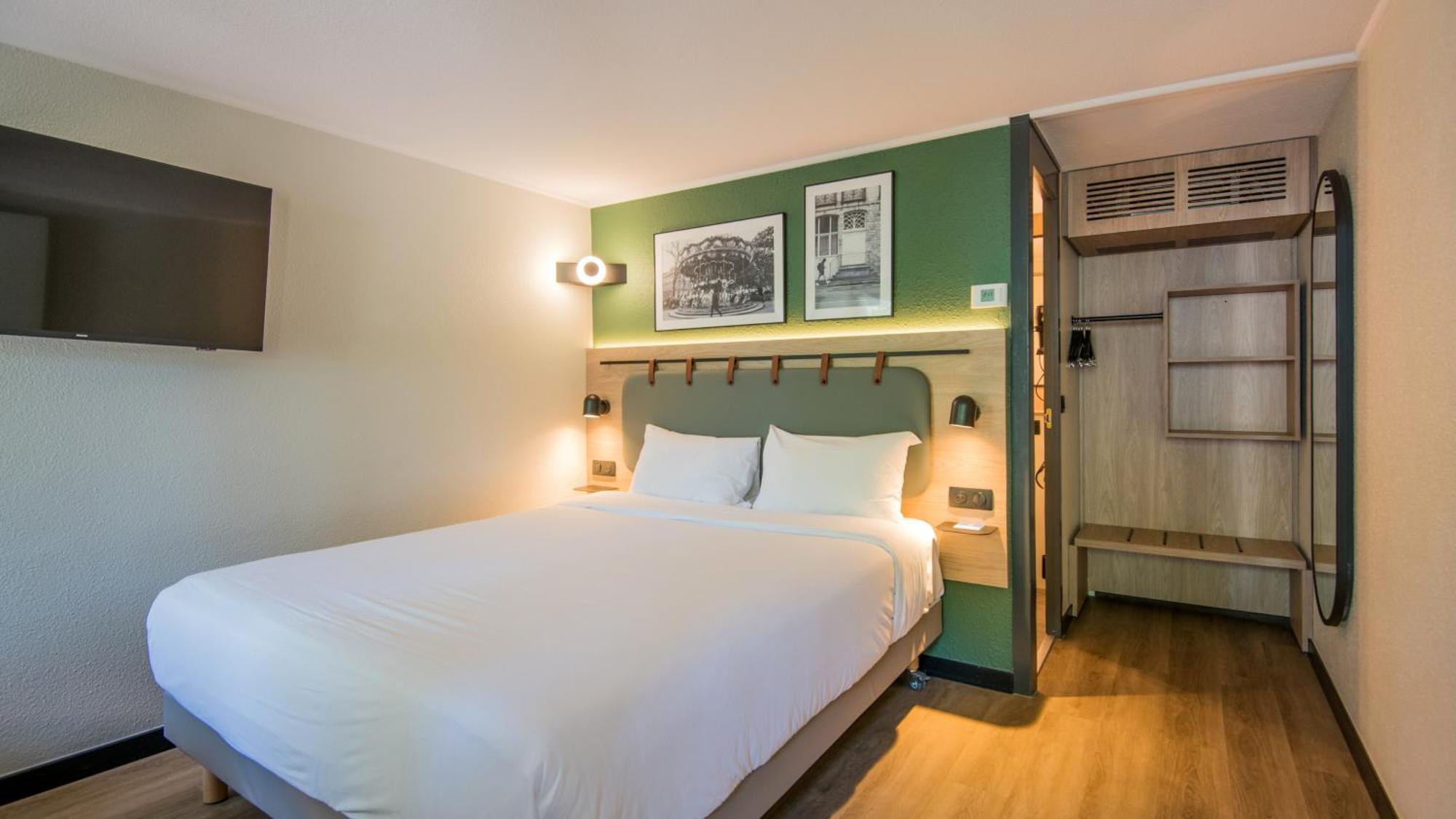 Standard Room - 1 Queen Bed,1758518694:JPEG