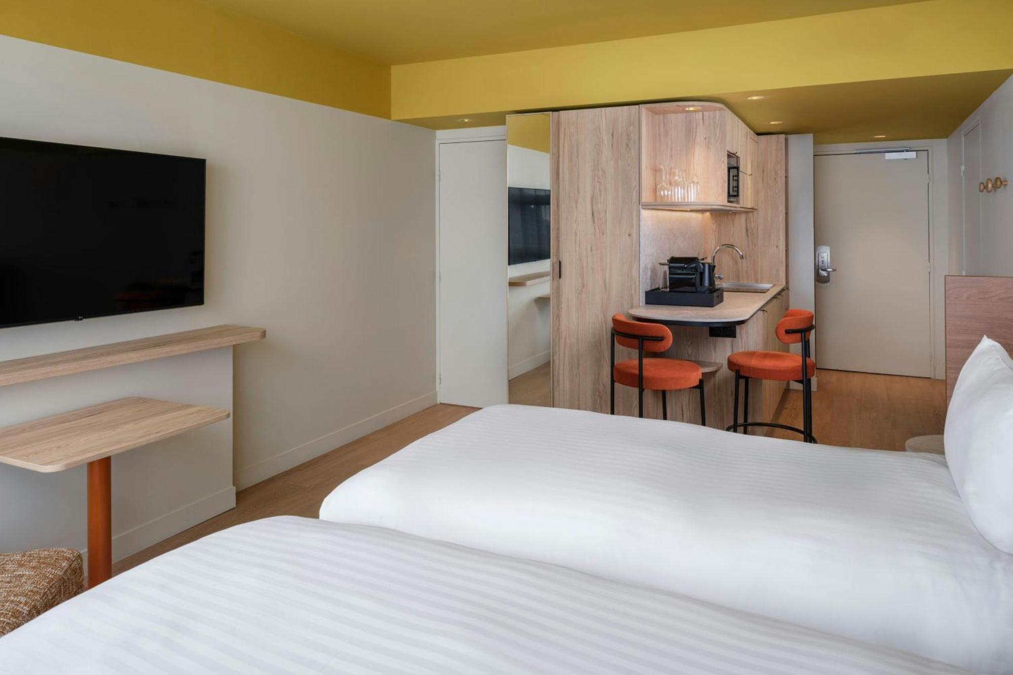 Twin Studio with Two Single Beds and City View - High Floor