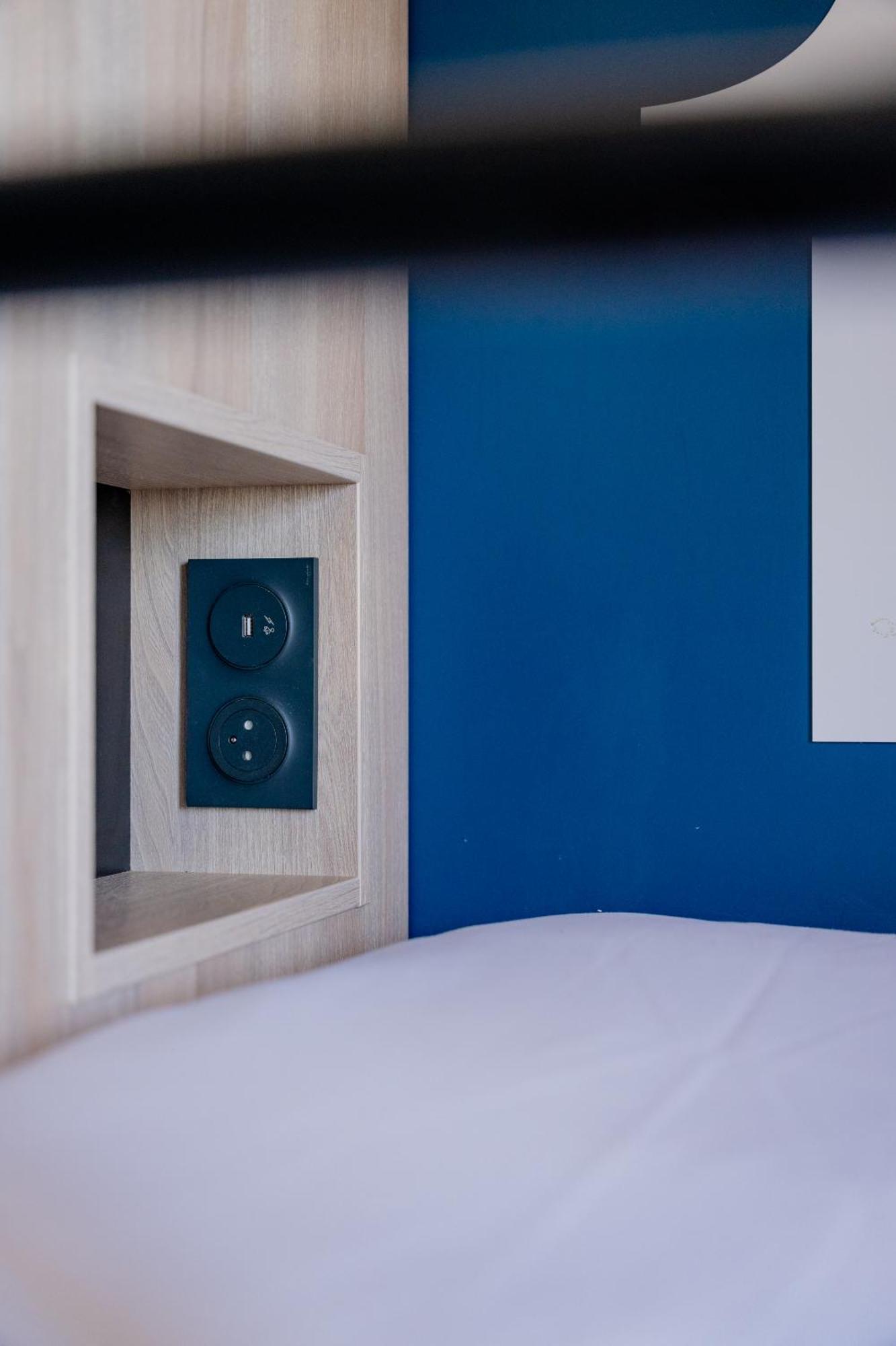Cama en habitación compartida femenina de 8 camas