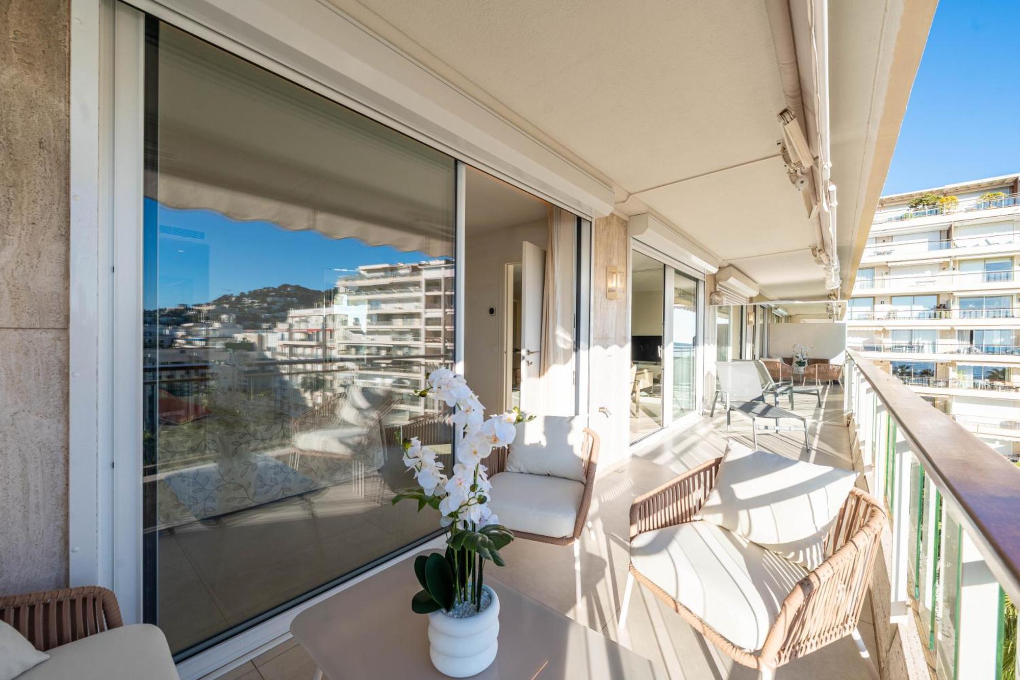 Apartamento de 2 dormitorios con terraza y vistas al mar