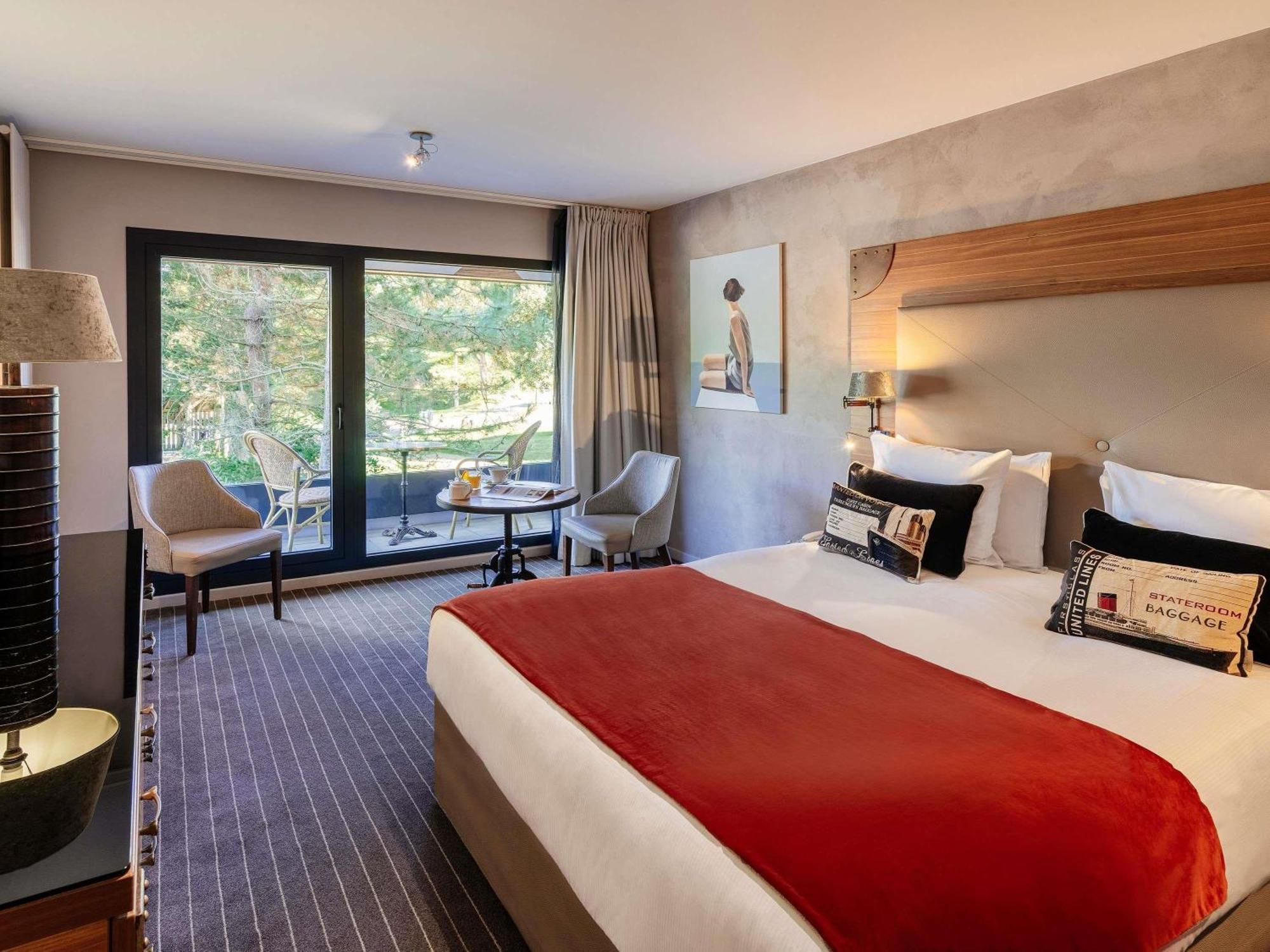 Superior Room with One Queen-Size Bed and Balcony - Pine Forest Side