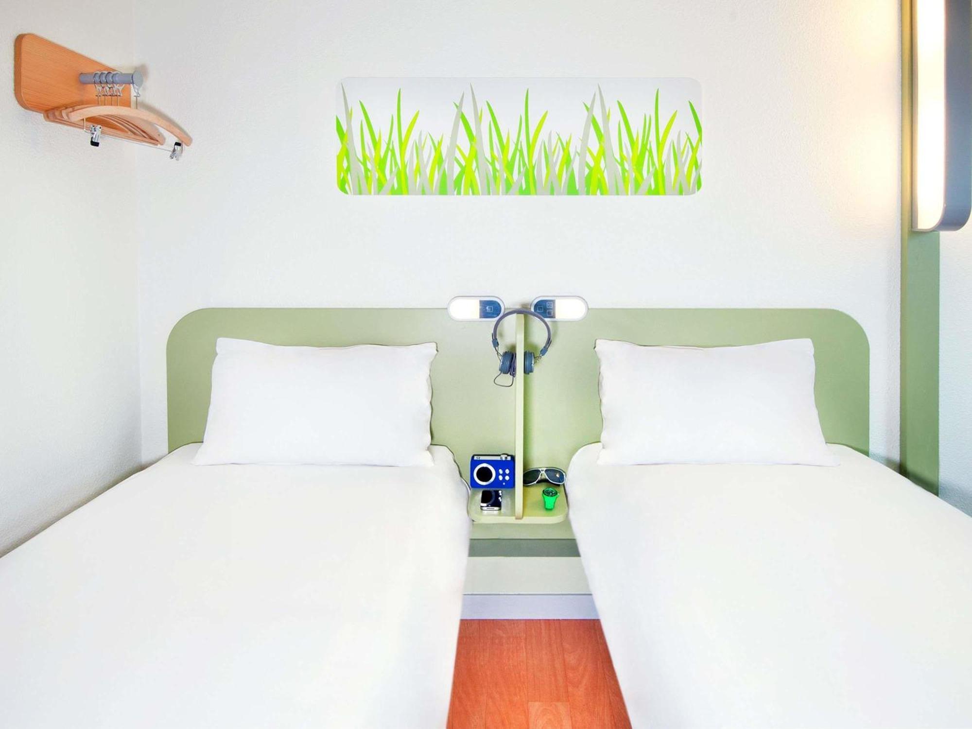 Classic Room Two Single Beds Garden View