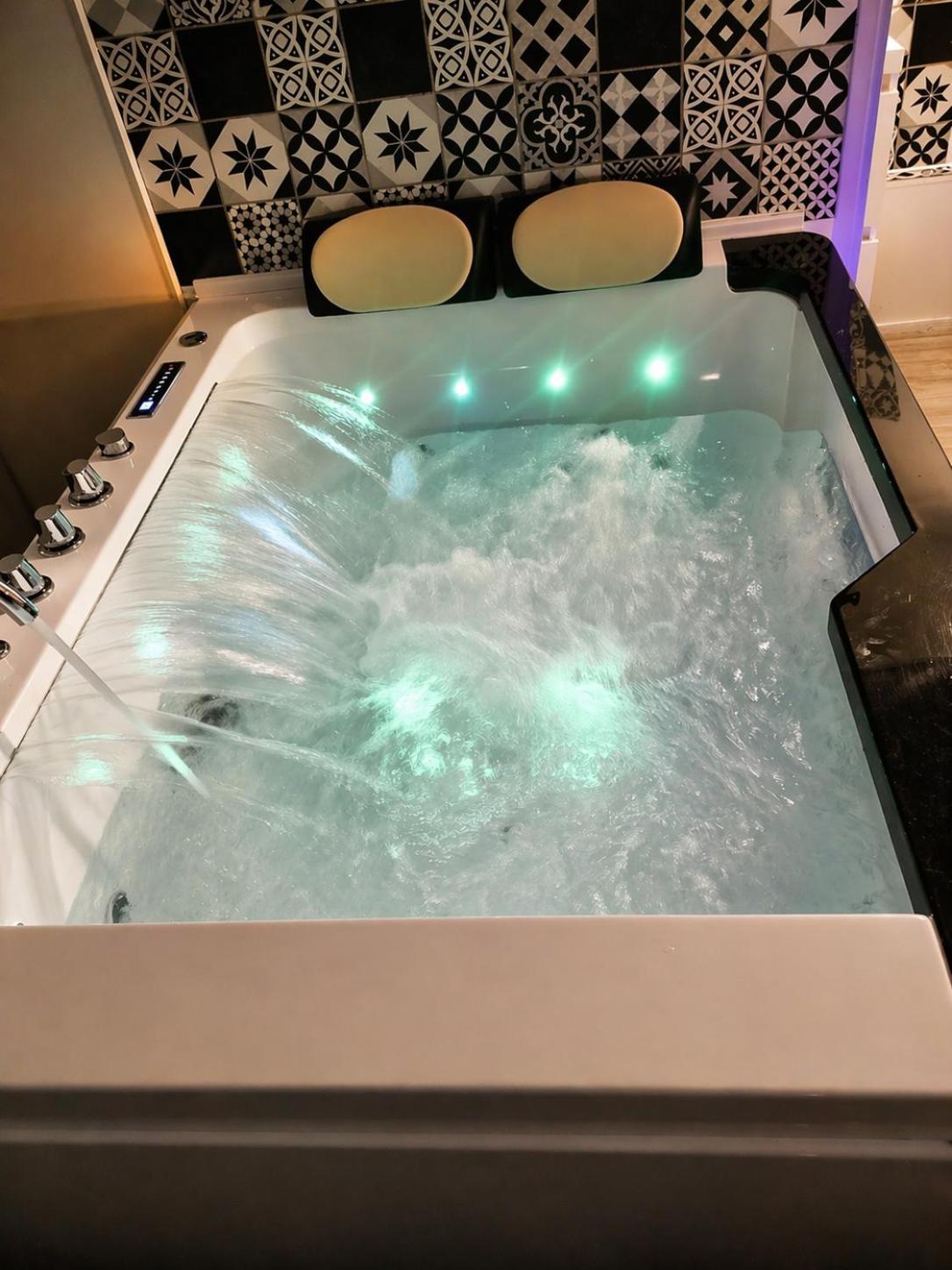 Deluxe Suite Spa Bath