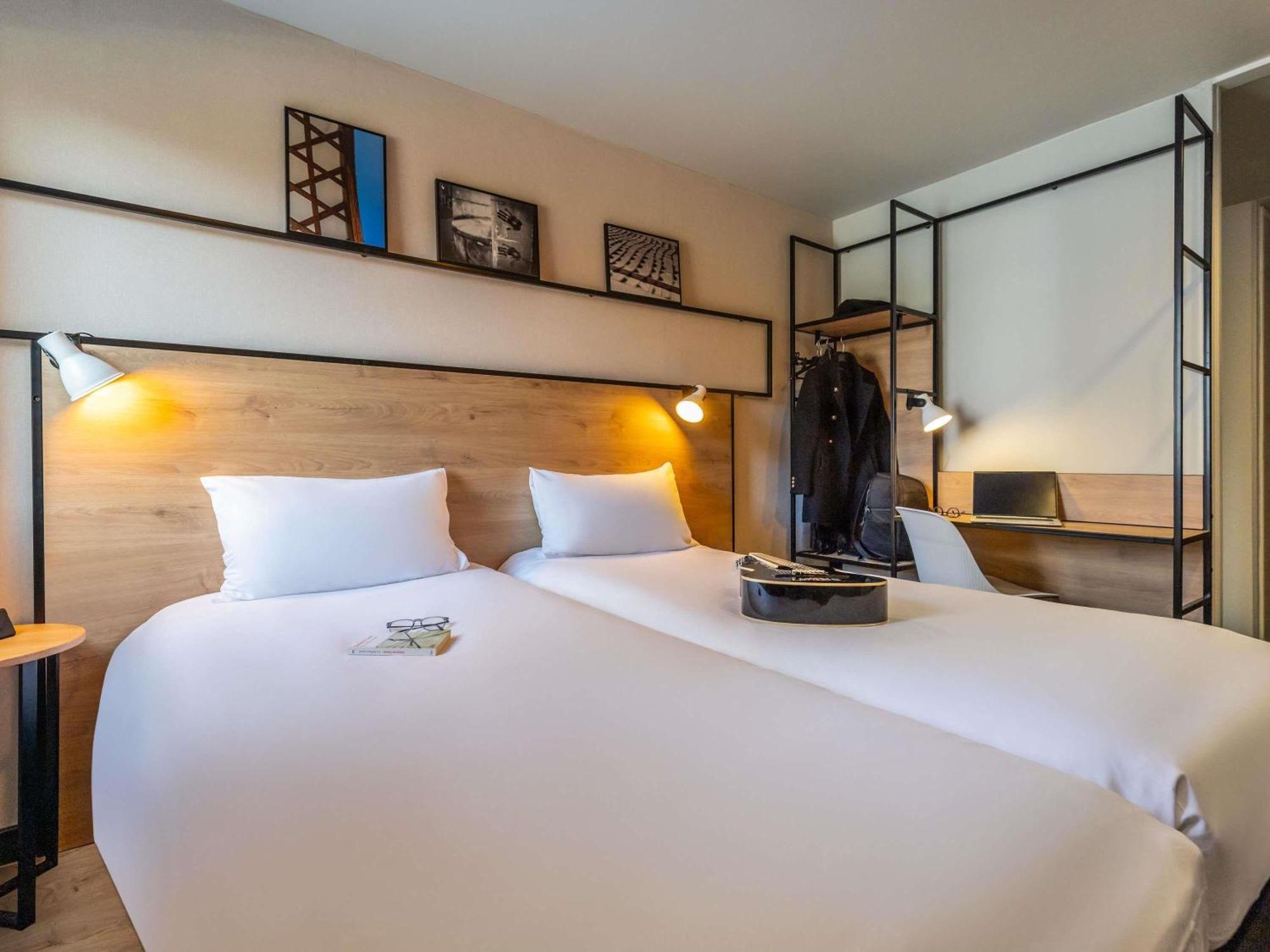Room Twin Beds