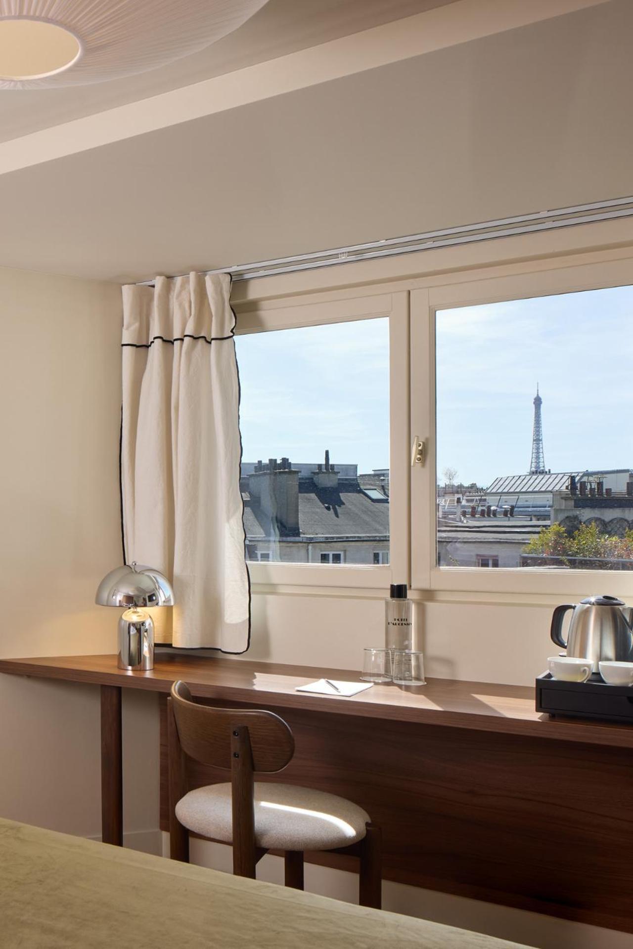 Room Eiffel Tower View