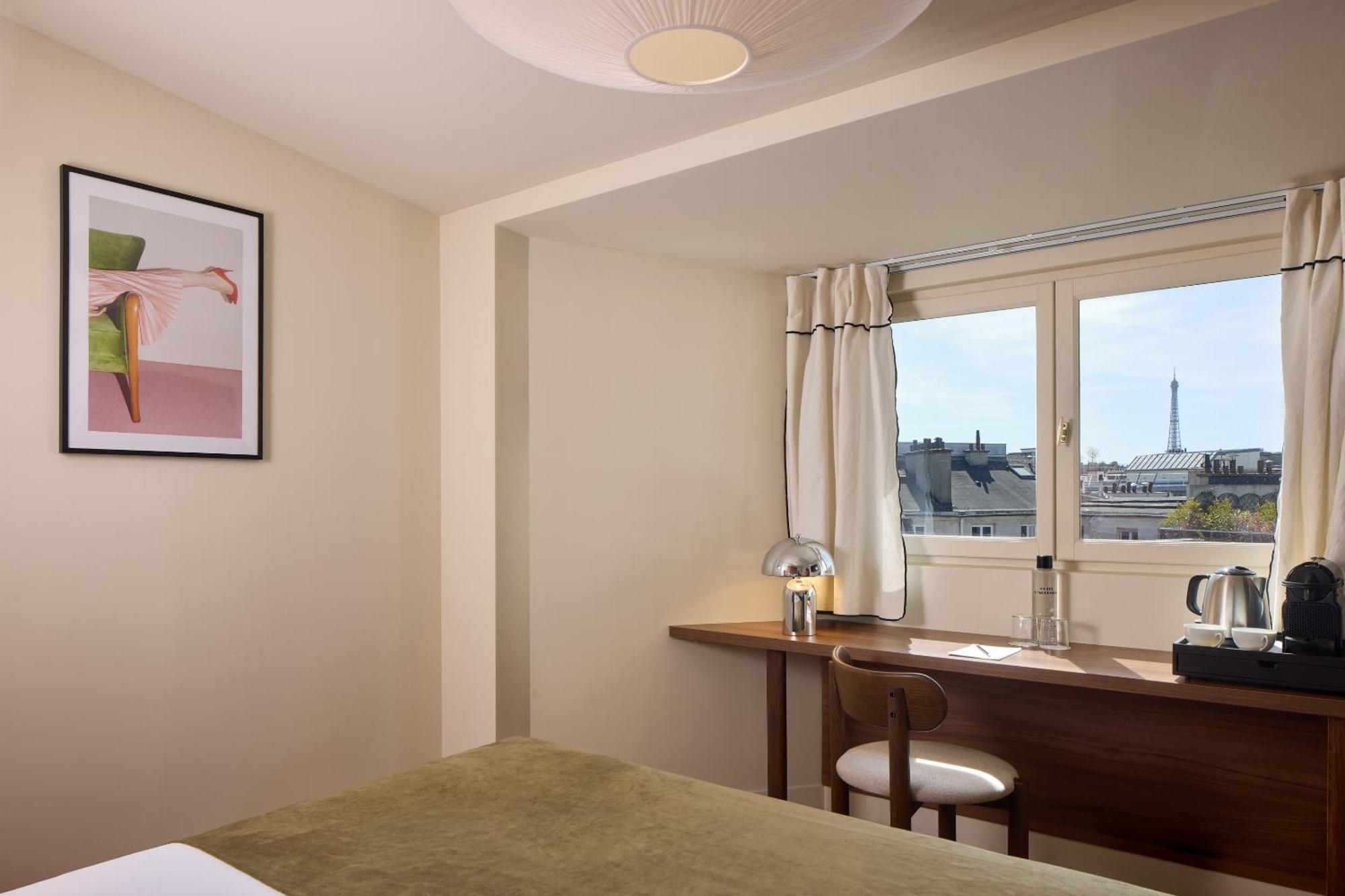 Room Eiffel Tower View