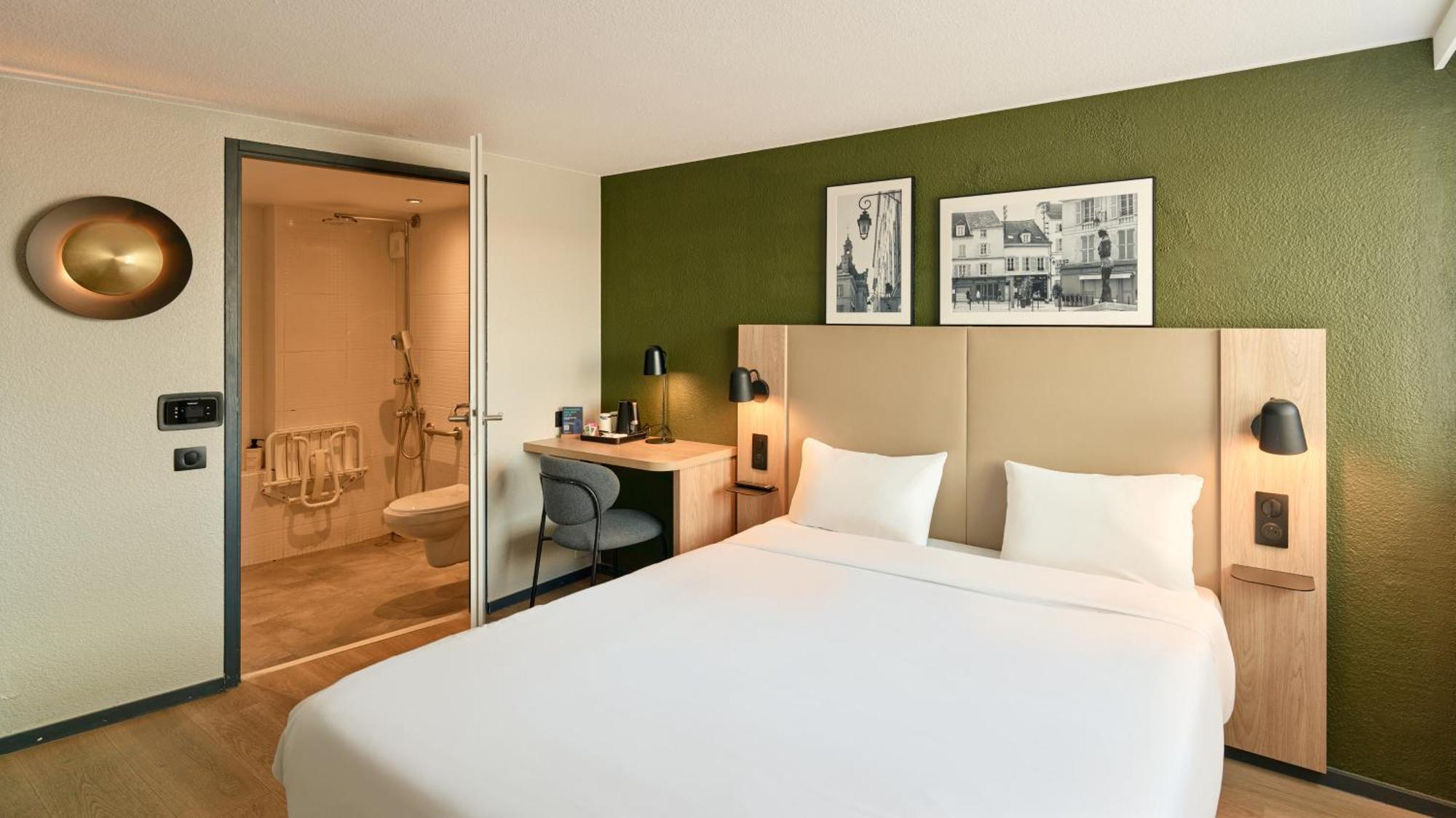 Standard Room 1 Queen Bed