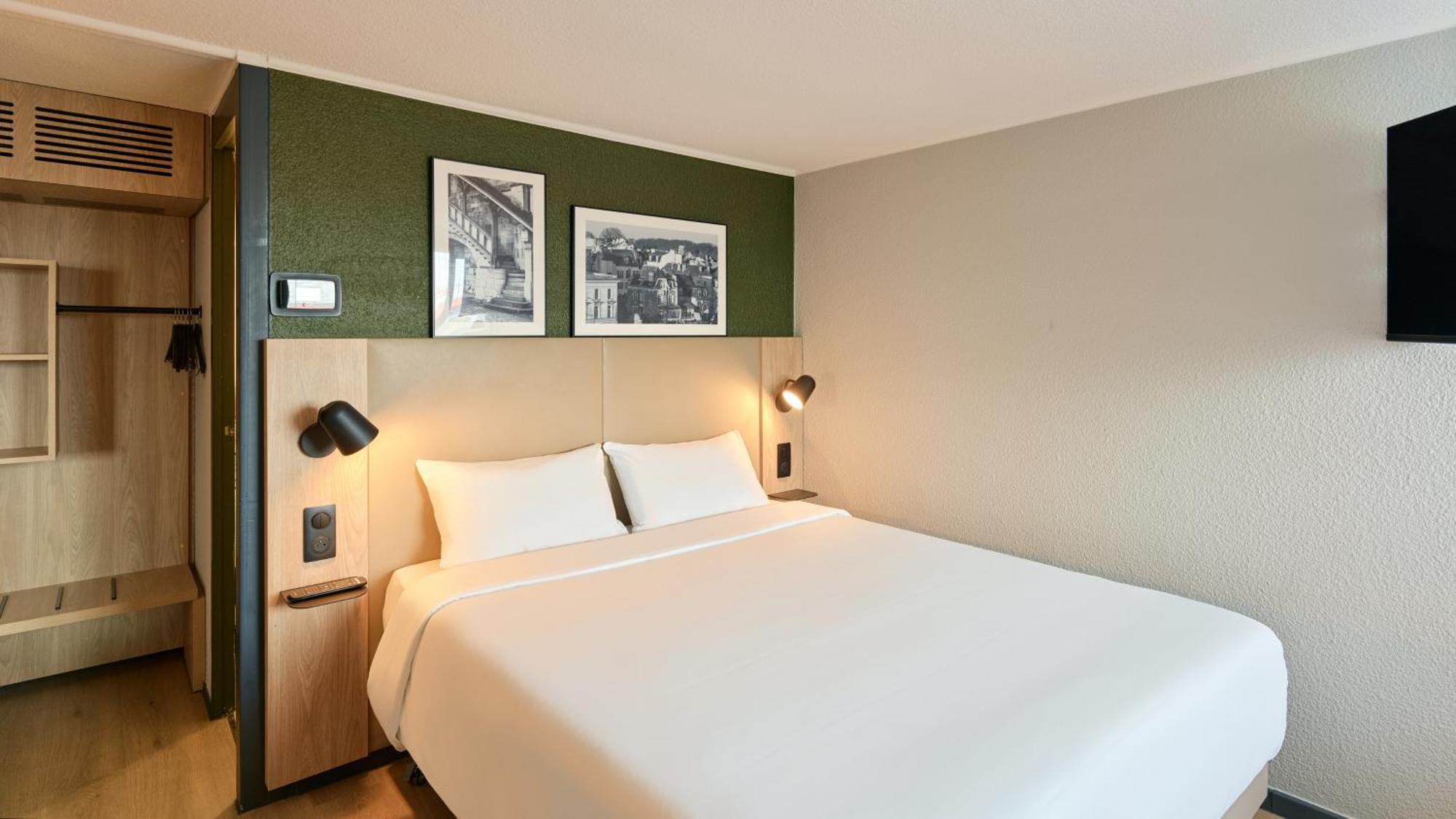 Standard Room 1 Queen Bed