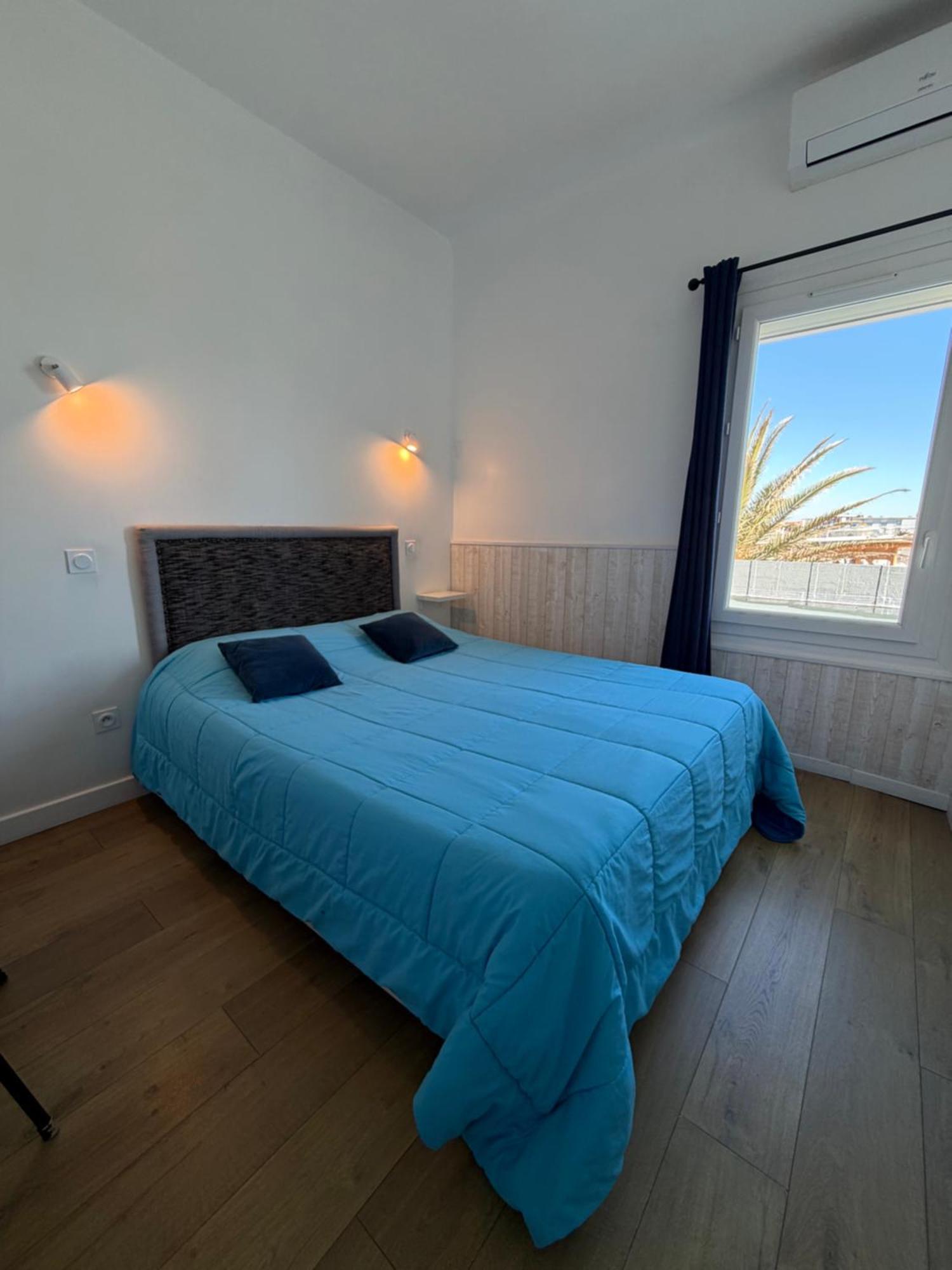 Standard Queen Room Lateral Sea View