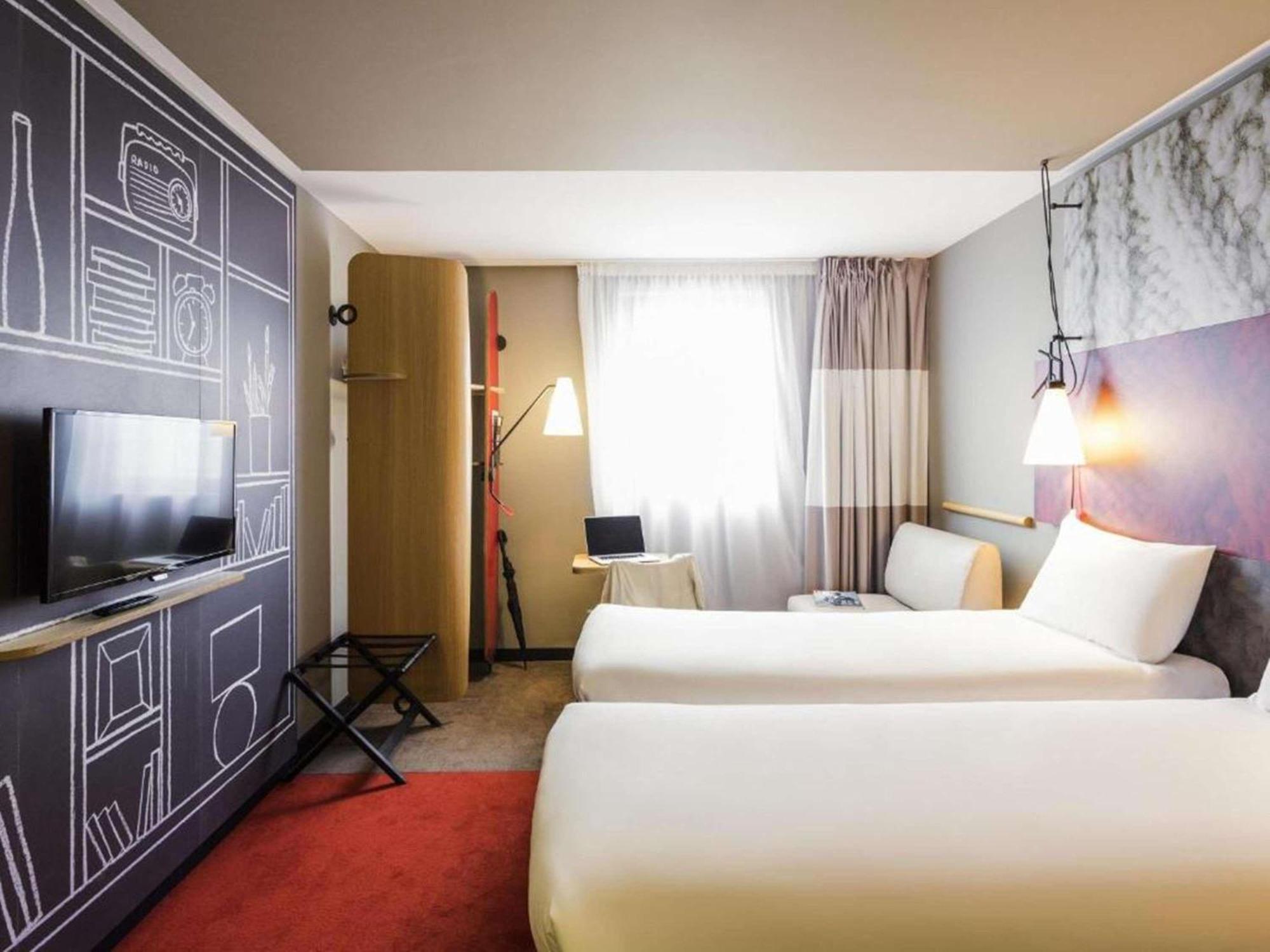 Standard Zimmer mit 2 Einzelbetten und Sofa