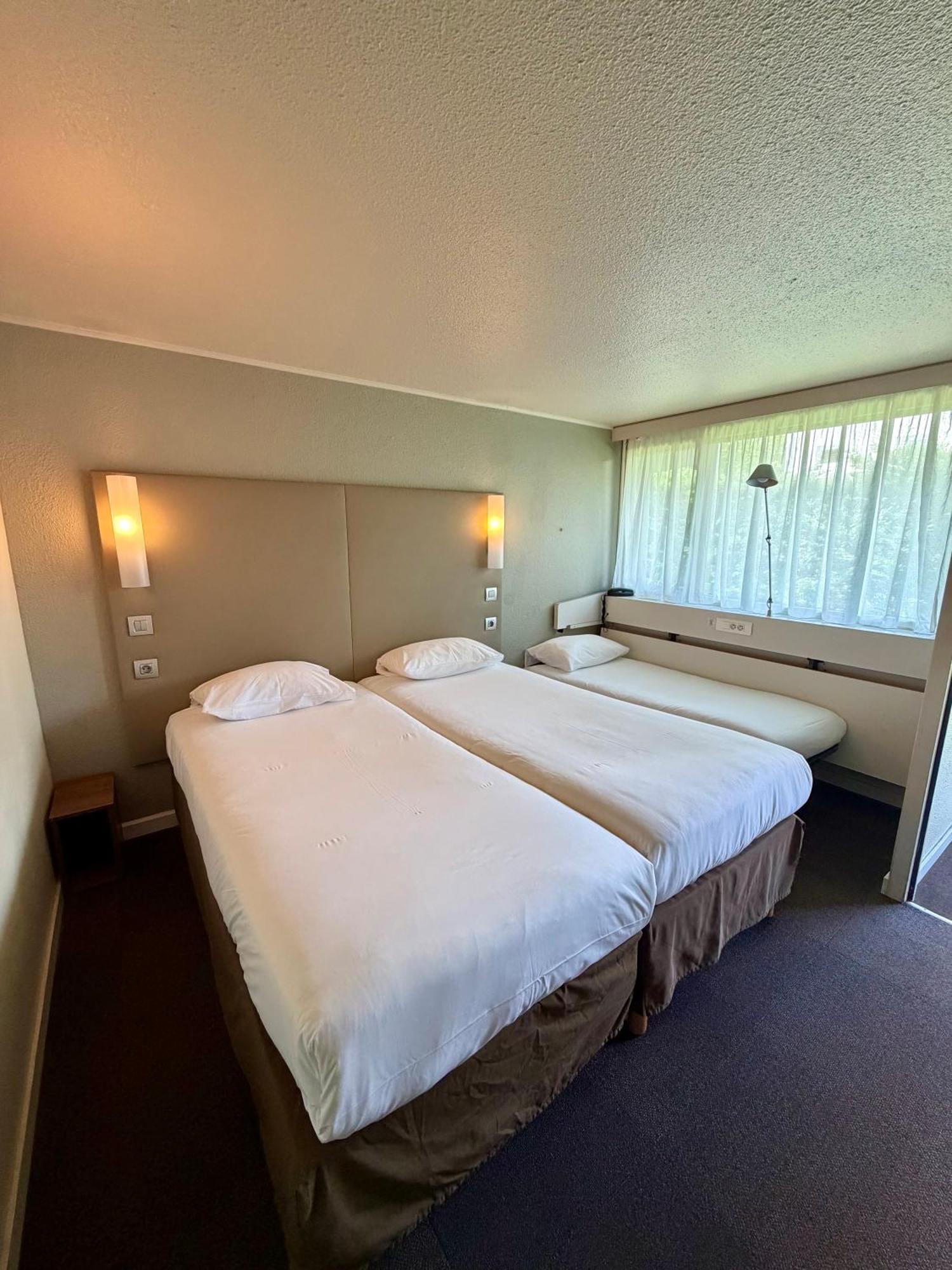 Standard Twin Room One Single Bed Up to Ten Years