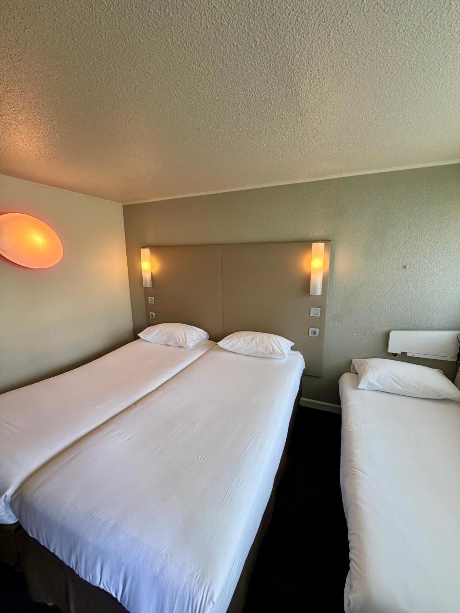 Standard Twin Room One Single Bed Up to Ten Years