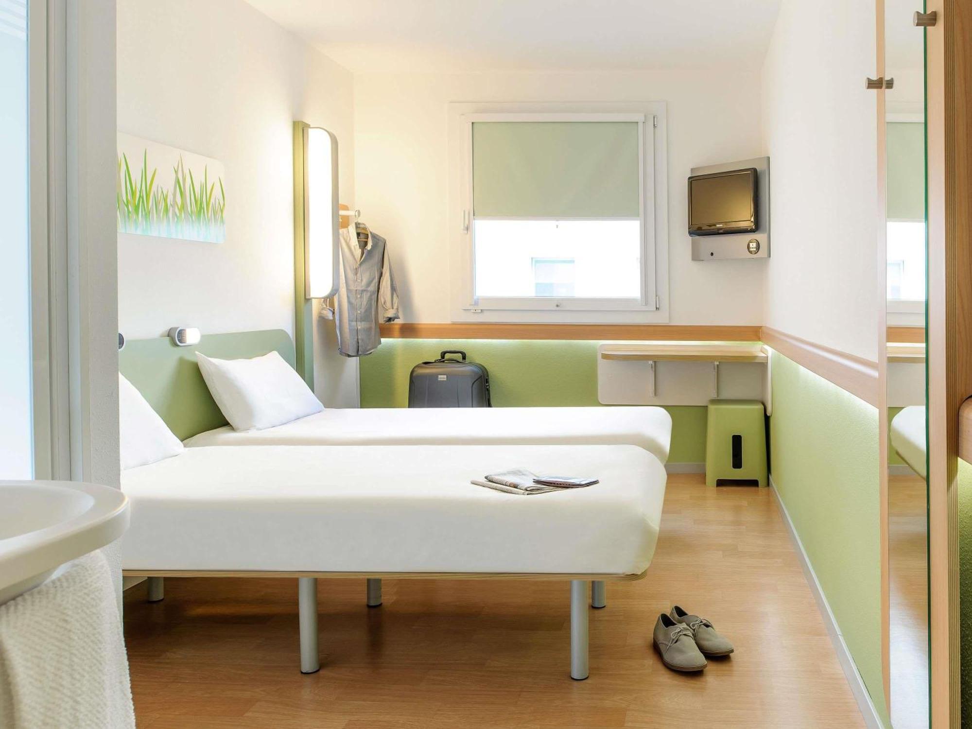 Classic Room Two Single Beds Garden View