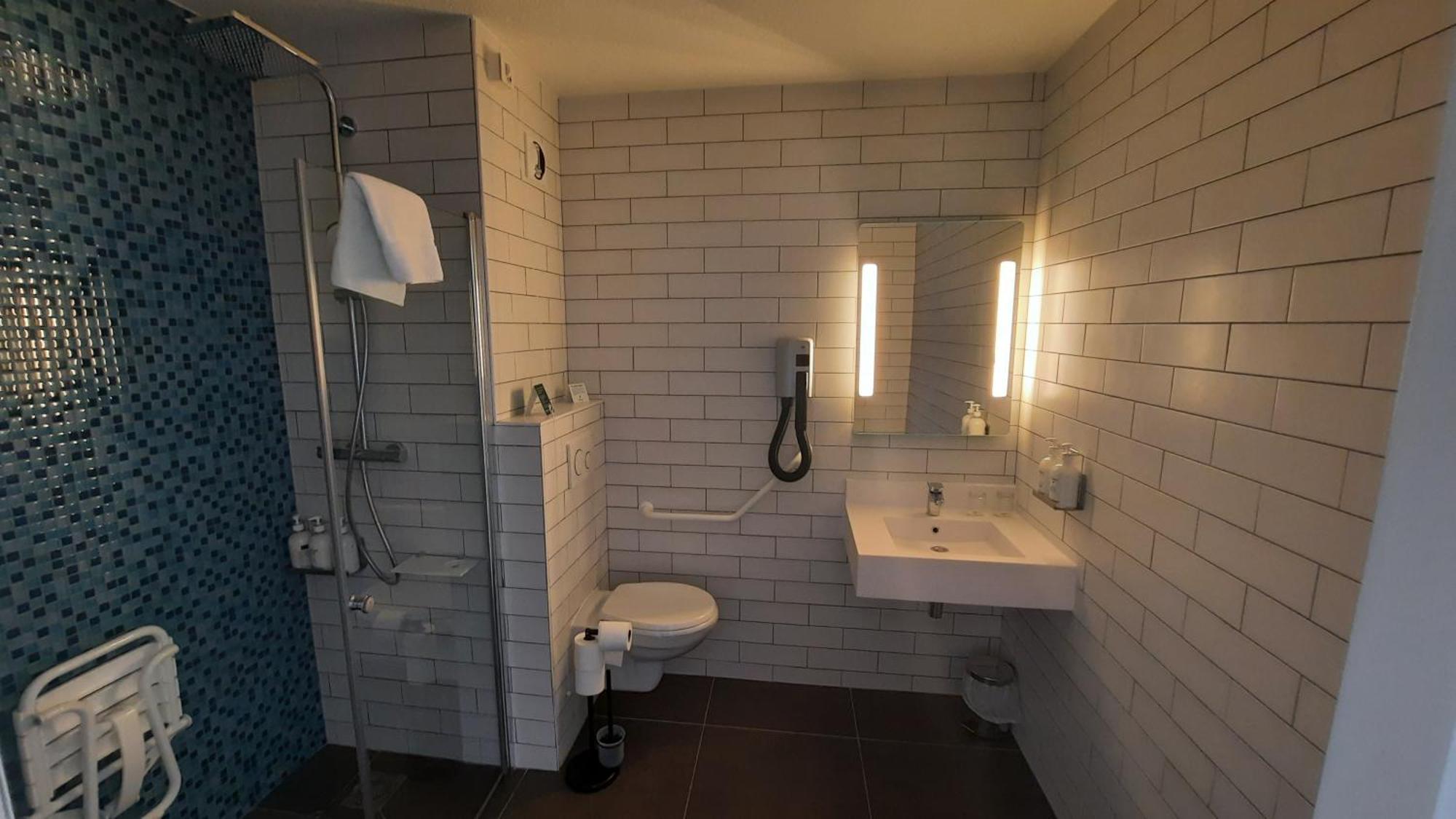 Standard Queen Room Accessible