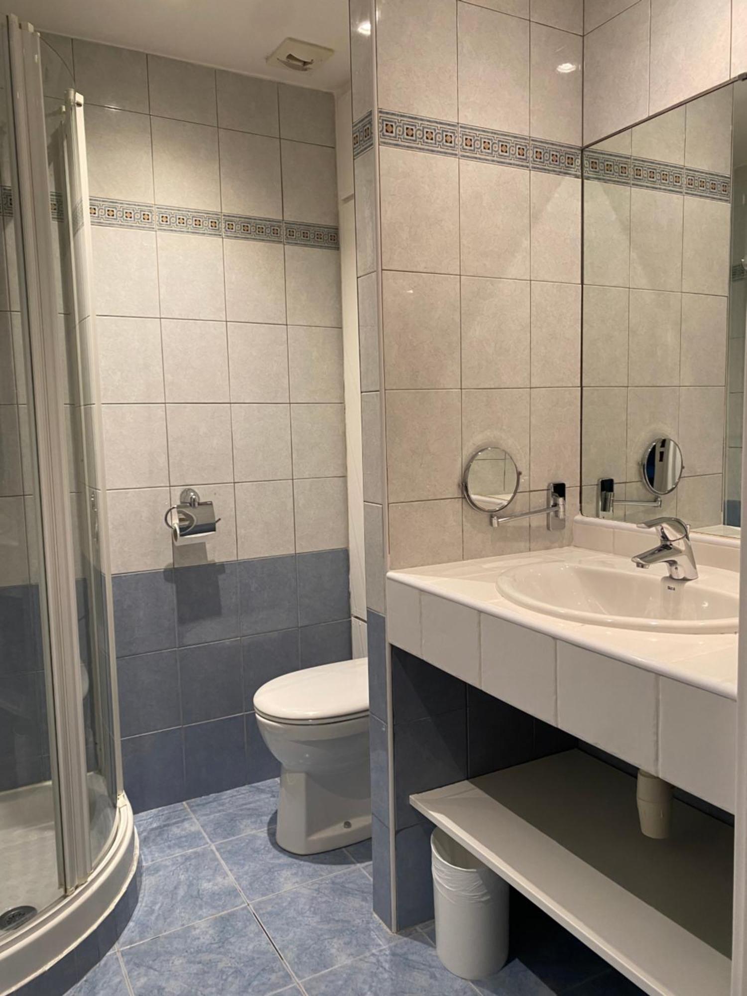 Twin Room Shower