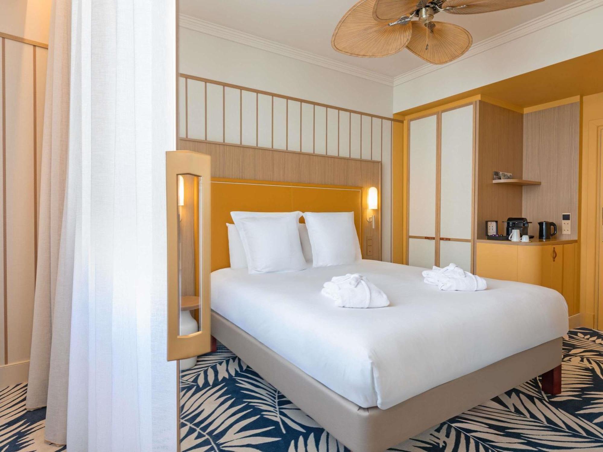 Superior Queen Room Side Port View