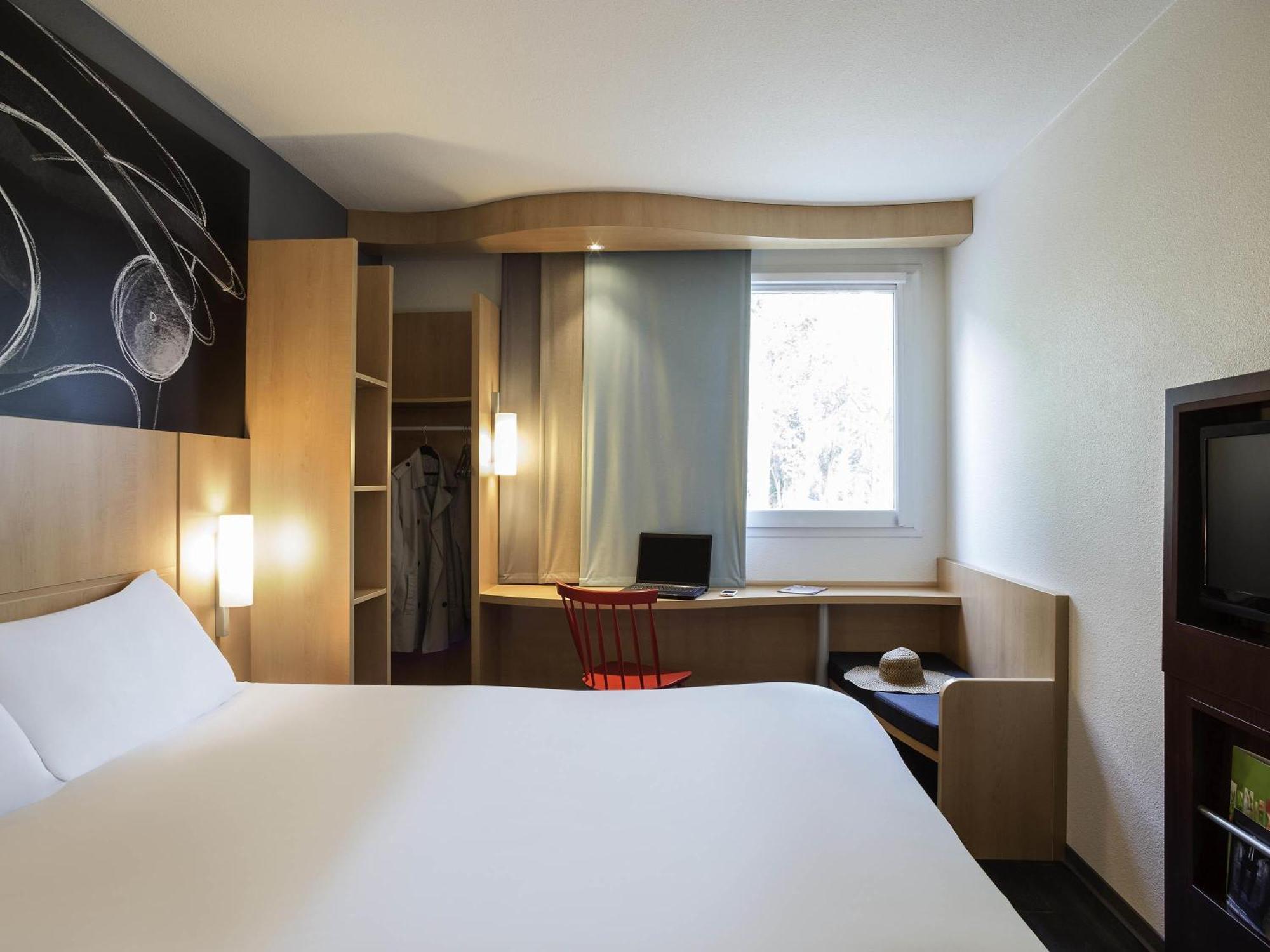 Standard Double Room Queen Bed