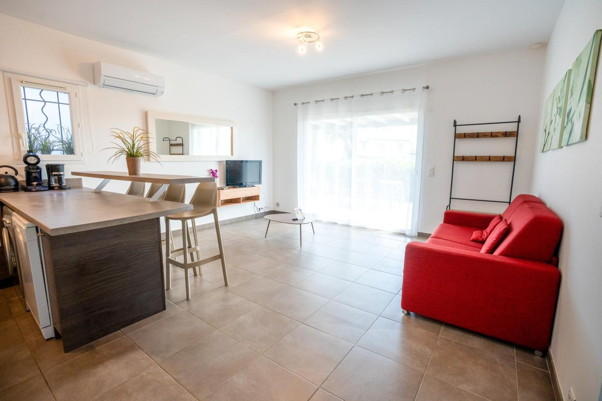 One-Bedroom Apartment Air Conditioning Terrace Swimming pool View