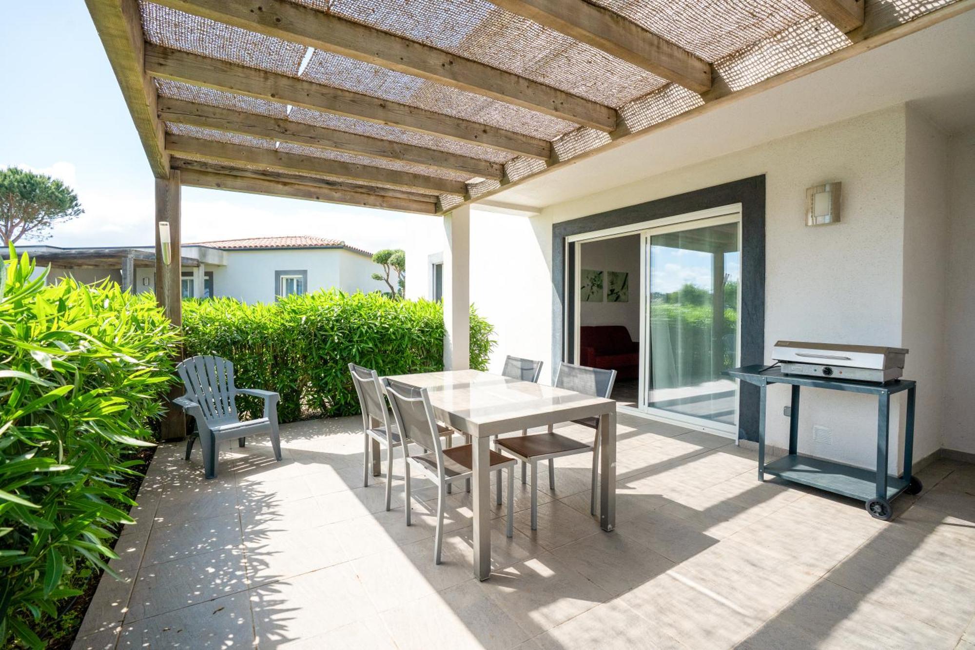 One-Bedroom Apartment Air Conditioning Terrace Swimming pool View