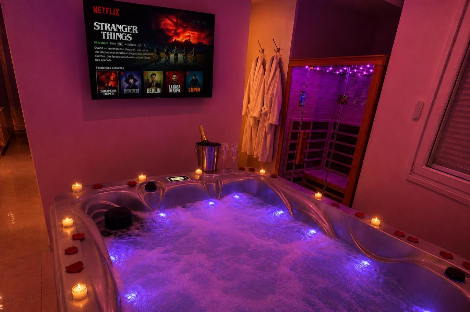 Zimmer mit Queensize-Bett und Whirlpool-Badewanne