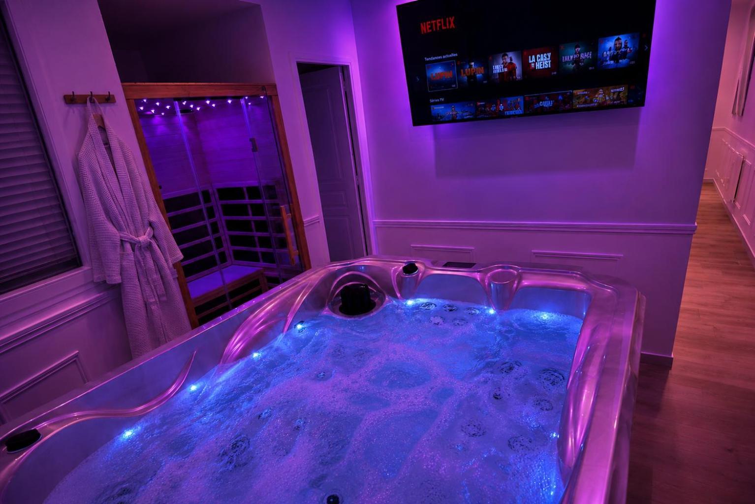 Zimmer mit Queensize-Bett und Whirlpool-Badewanne