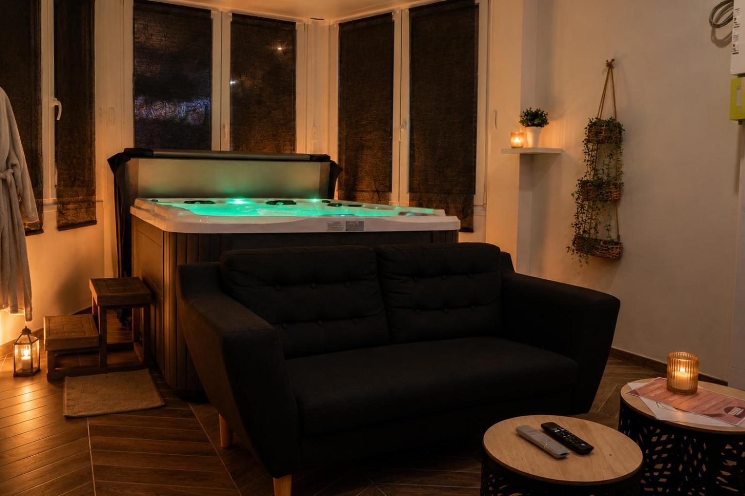 Zimmer mit Queensize-Bett und Whirlpool-Badewanne