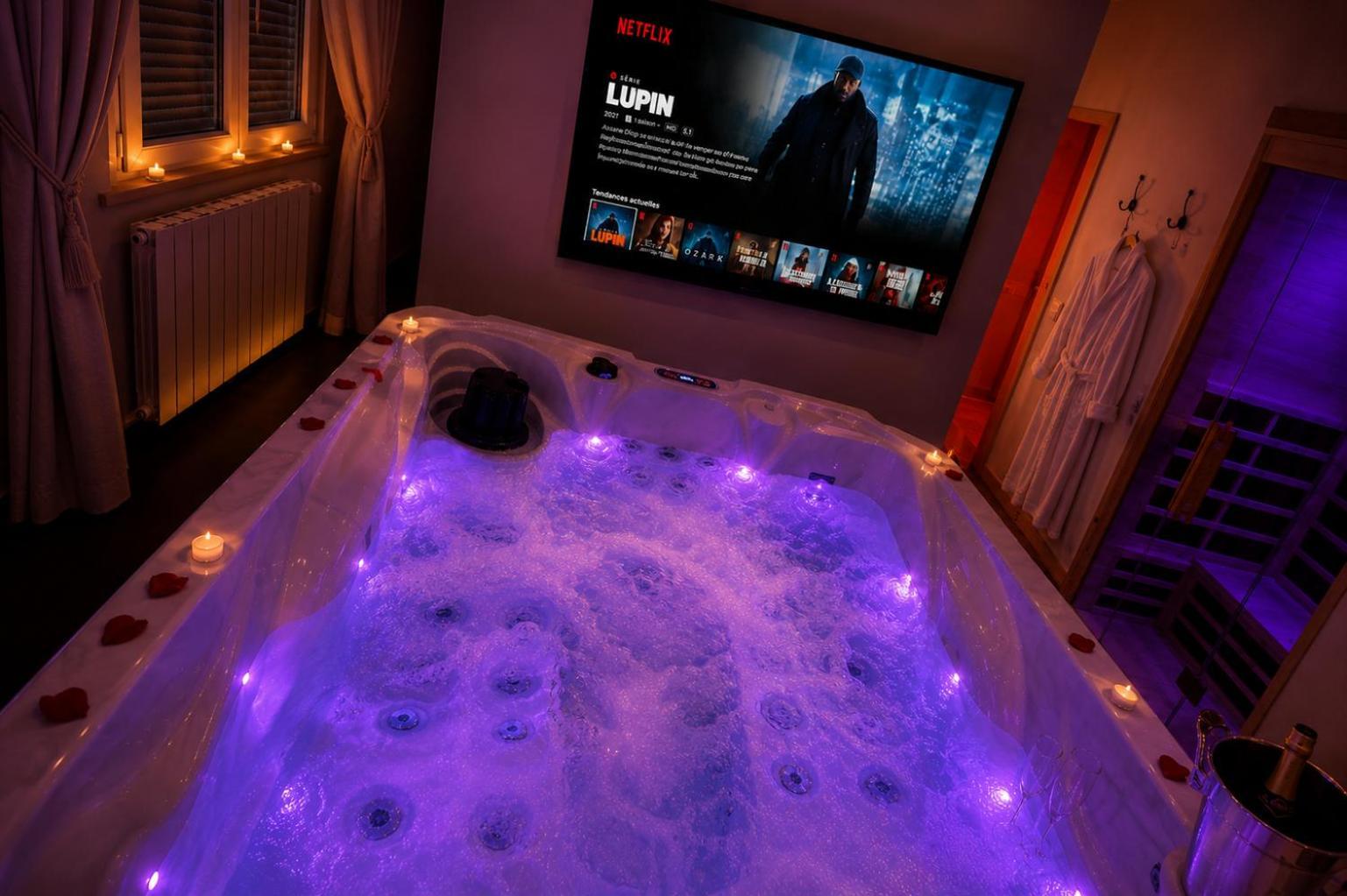 Zimmer mit Queensize-Bett und Whirlpool-Badewanne