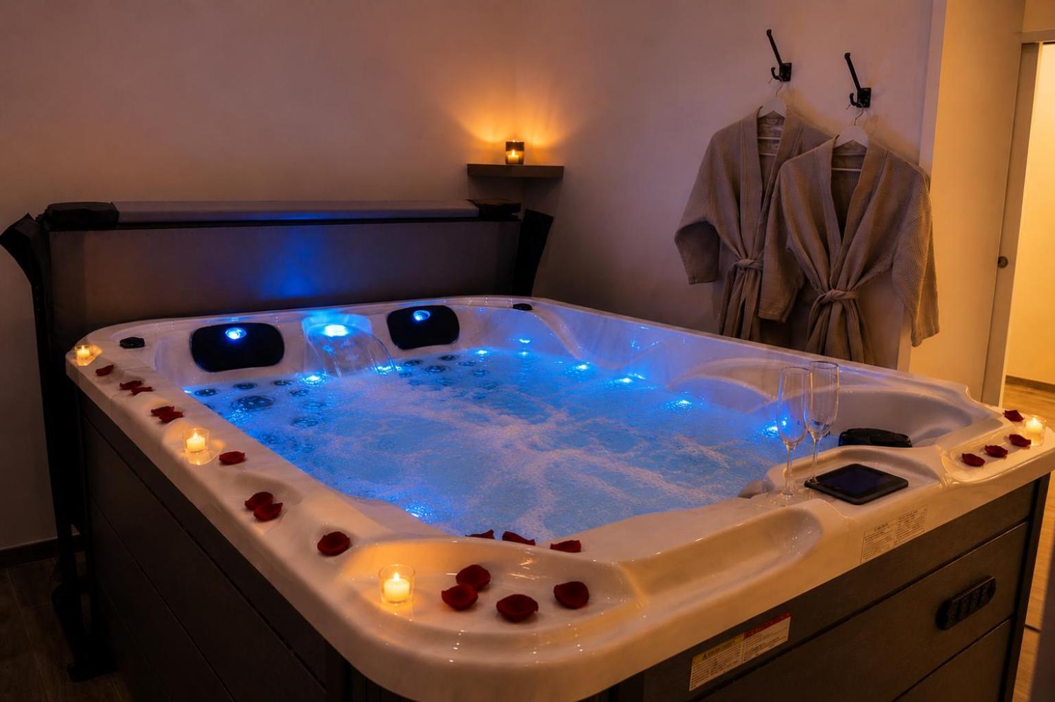 Zimmer mit Queensize-Bett und Whirlpool-Badewanne