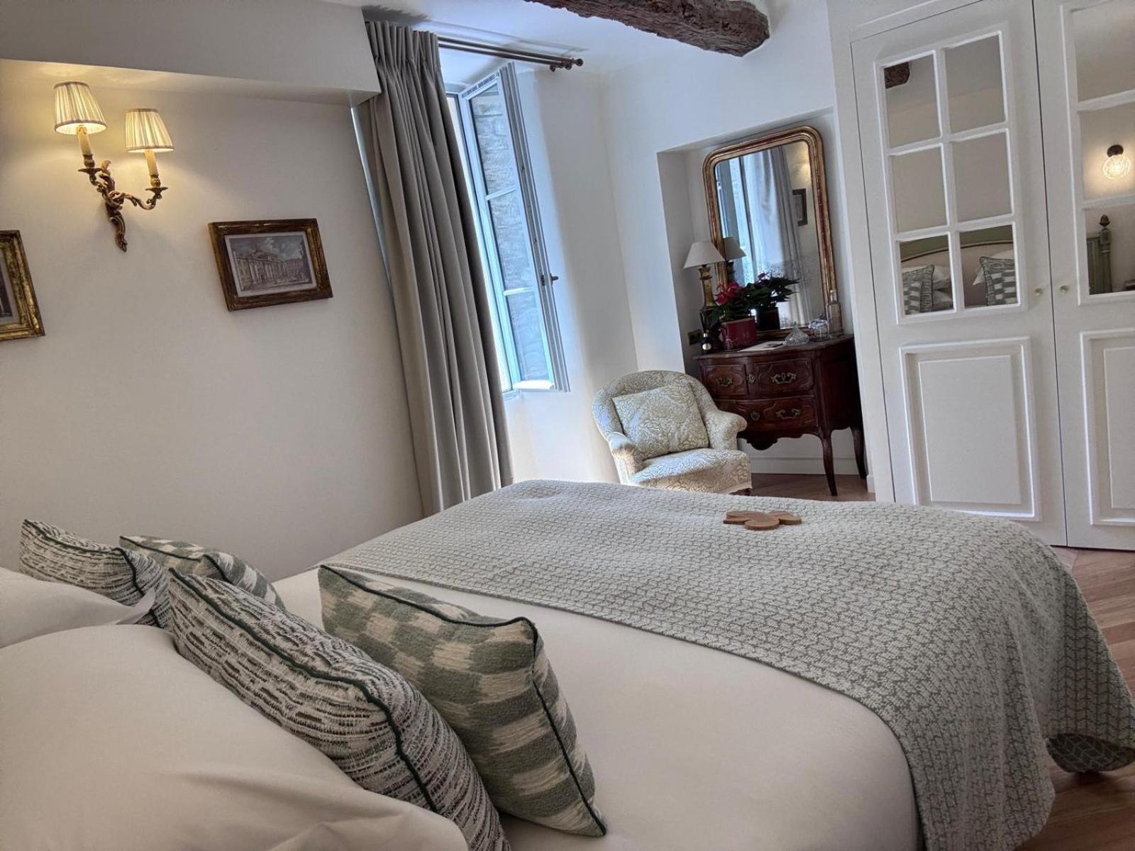Elegance Room
