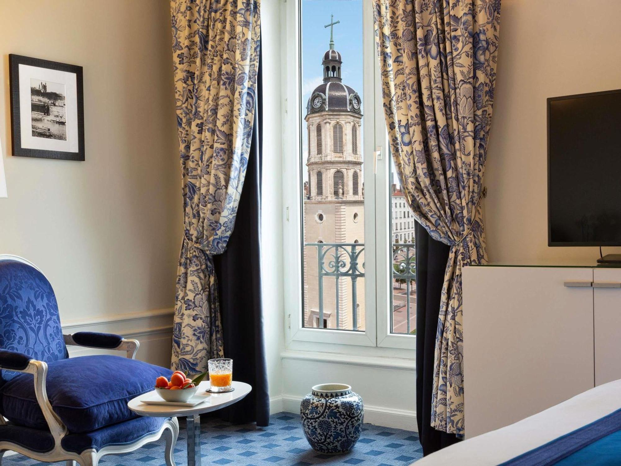 Superior Double Room Square View