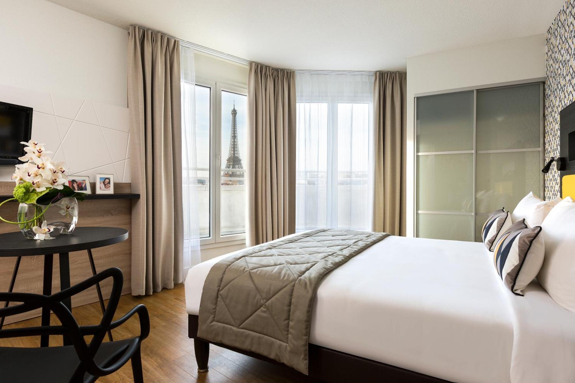 Studio Eiffel Tower view with balcony