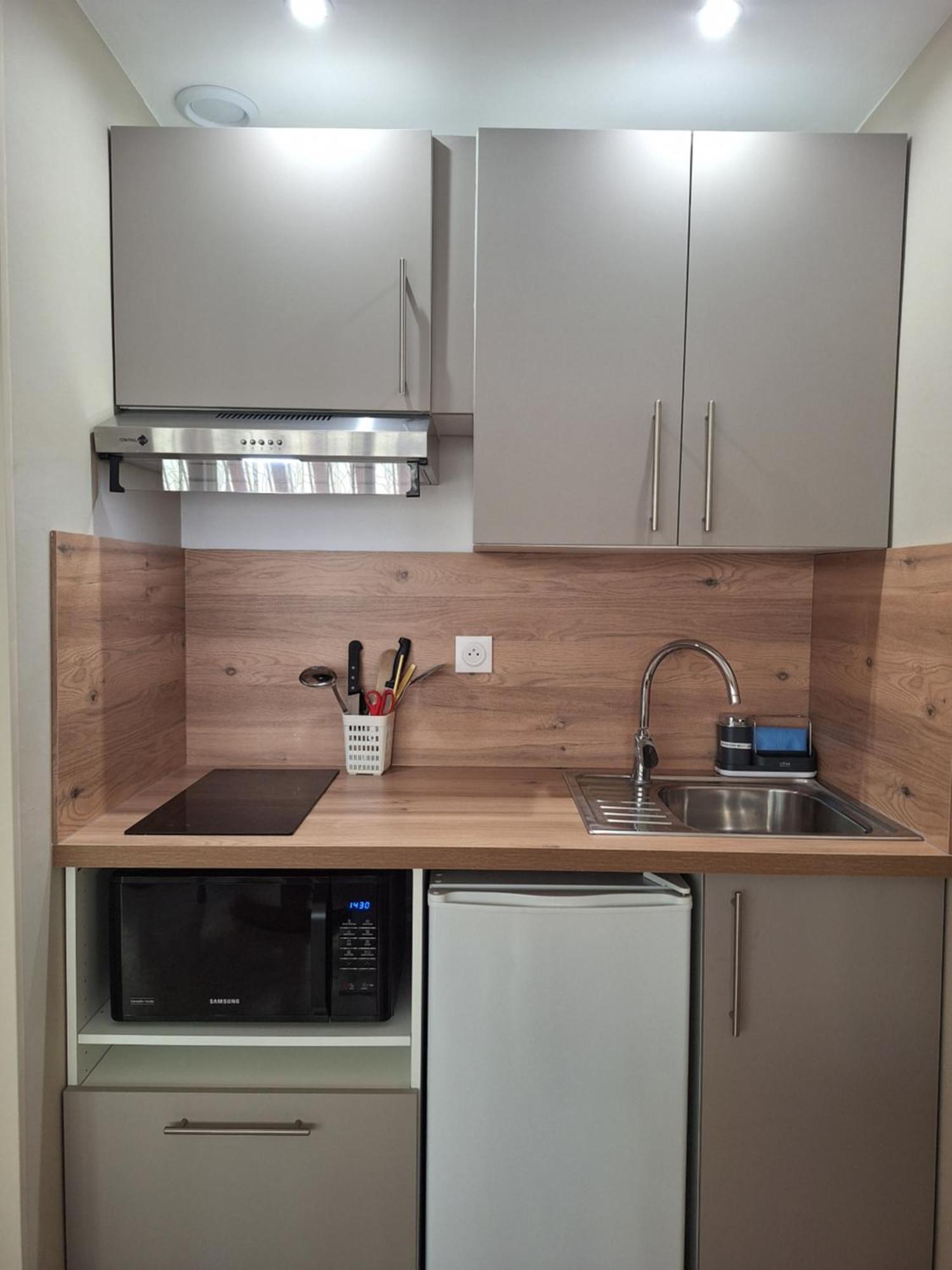 Grand comfort room Kitchenette