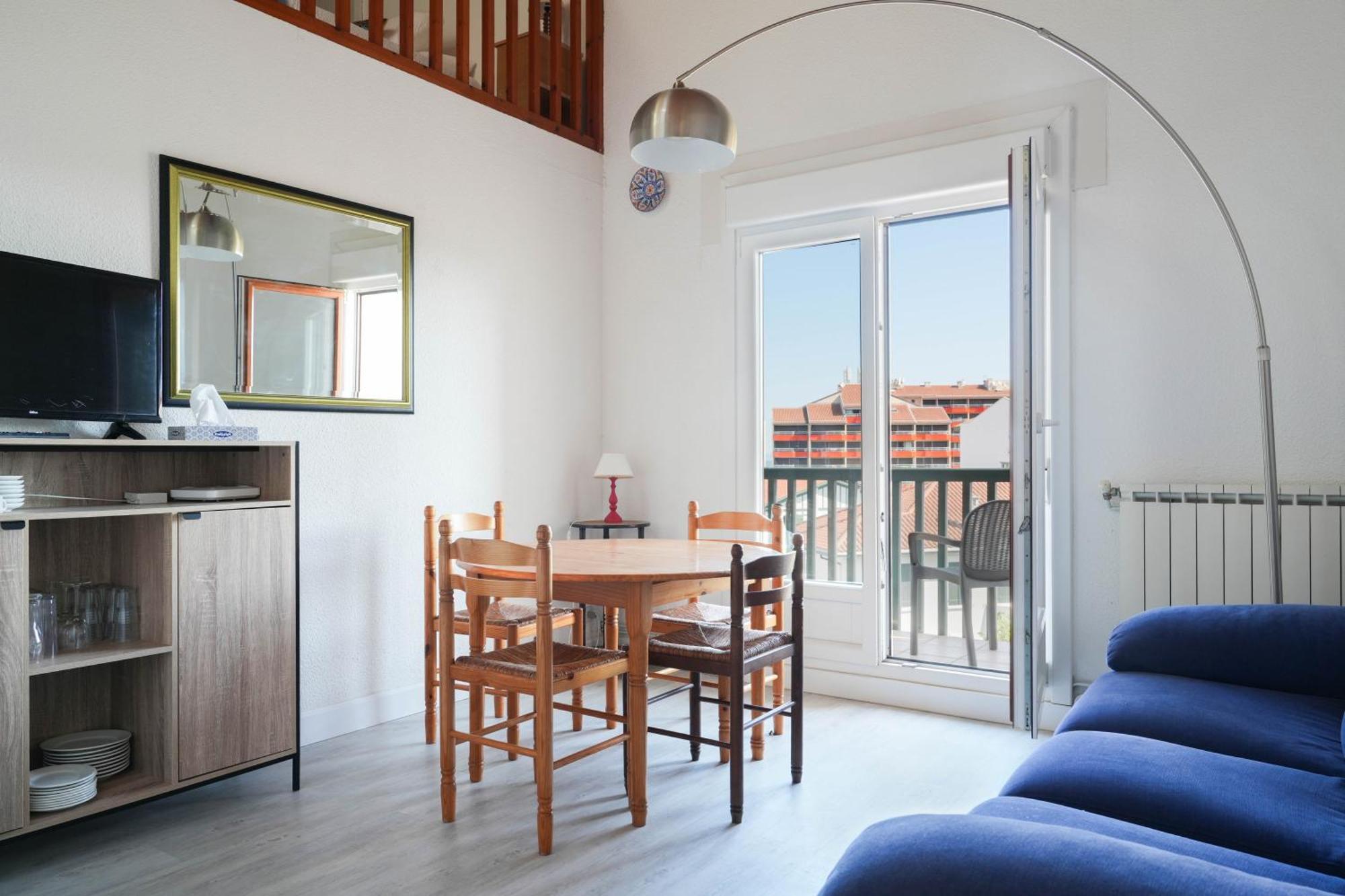 Apartamento de 2 dormitorios con balcón