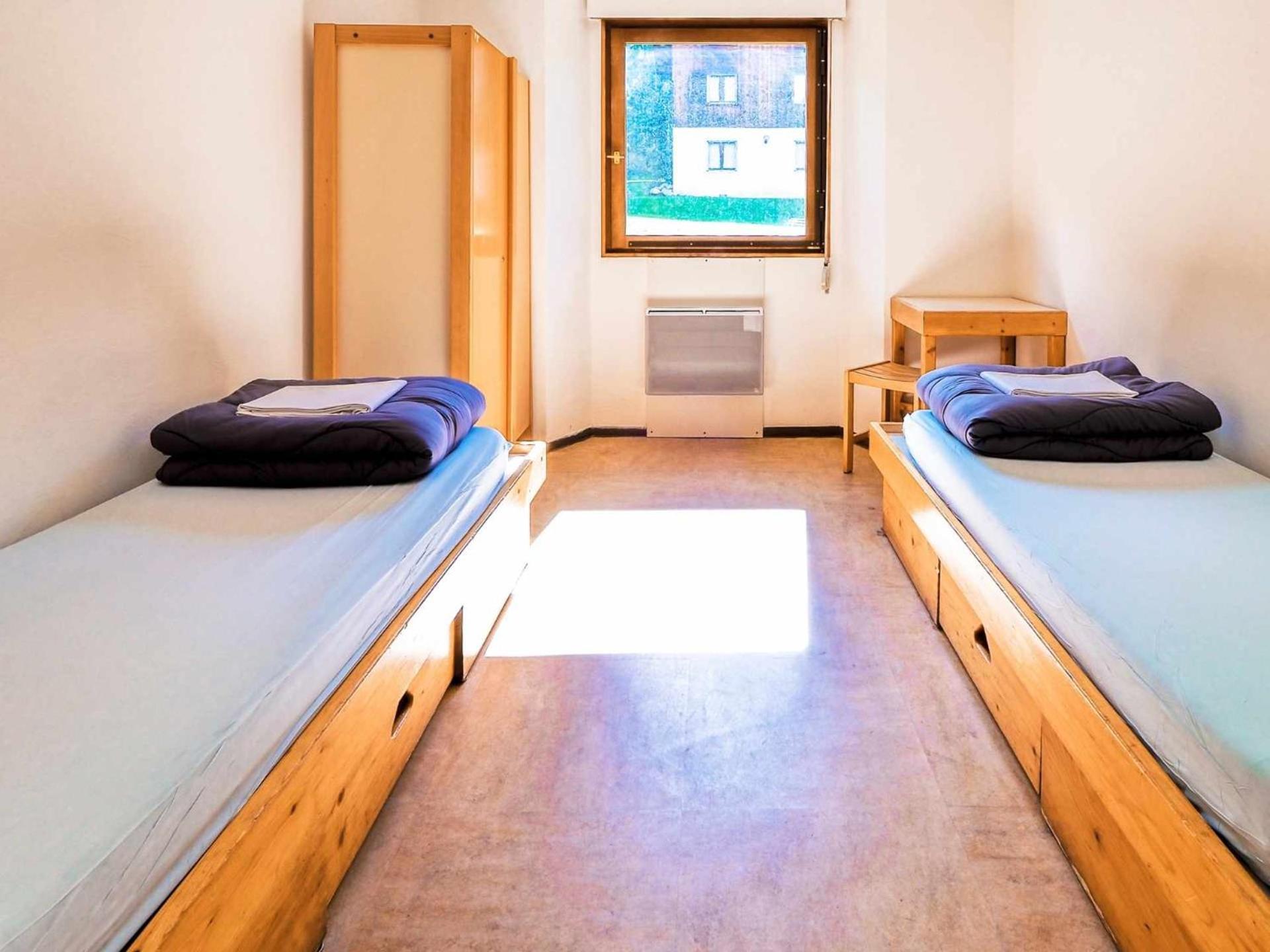 Twin Room Ensuite Shower – Shared Toilets