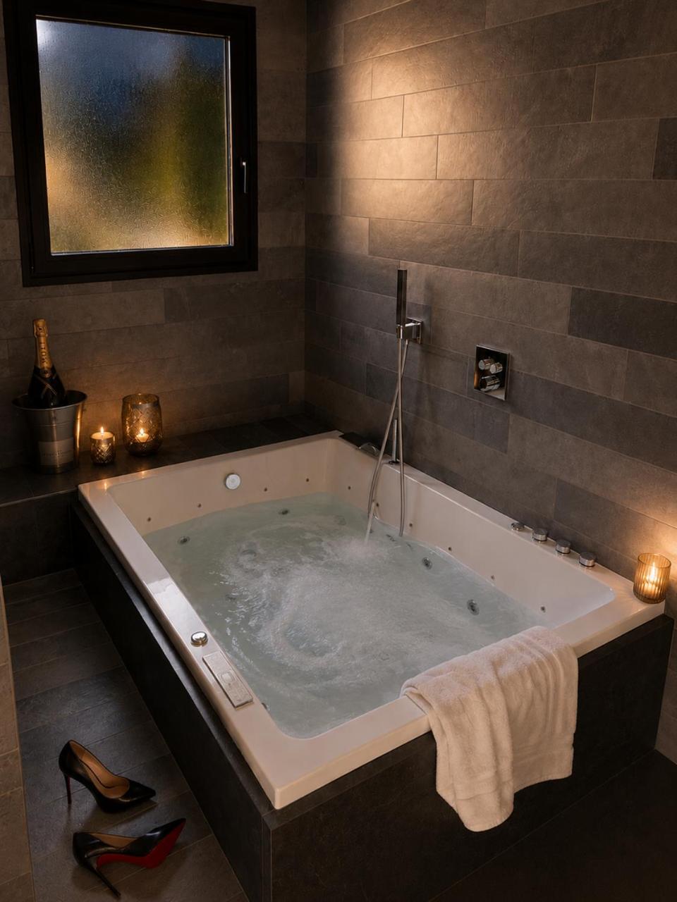 Deluxe Suite Spa Bath