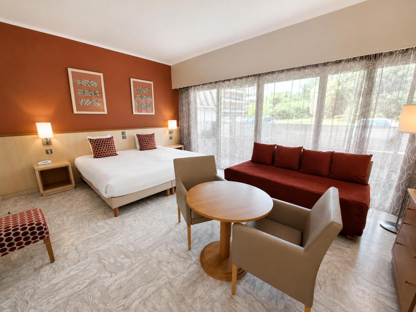 Grand comfort room Kitchenette