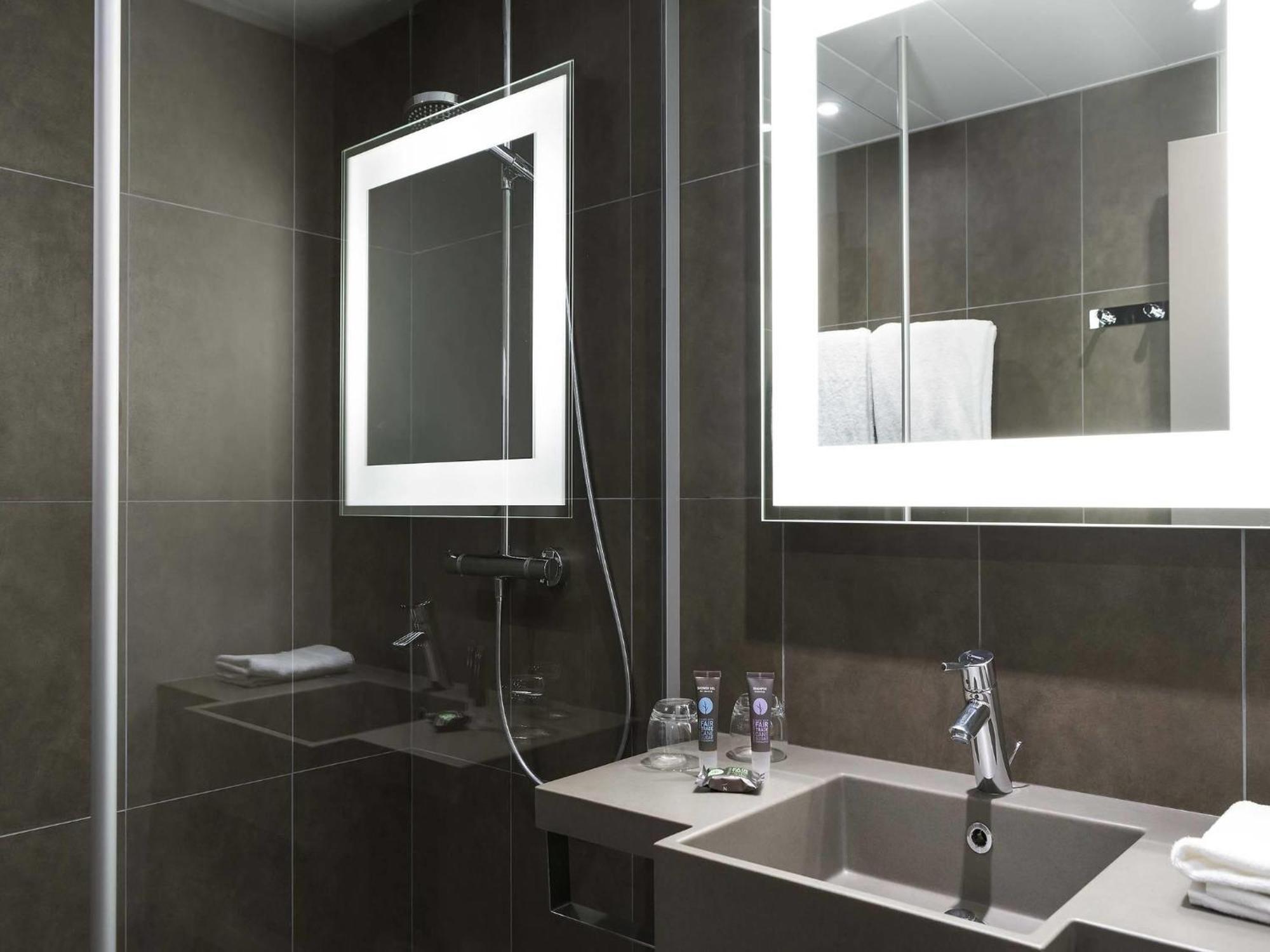 Chambre Lit Queen-Size Supérieure - Accessible aux Personnes à Mobilité Réduite
