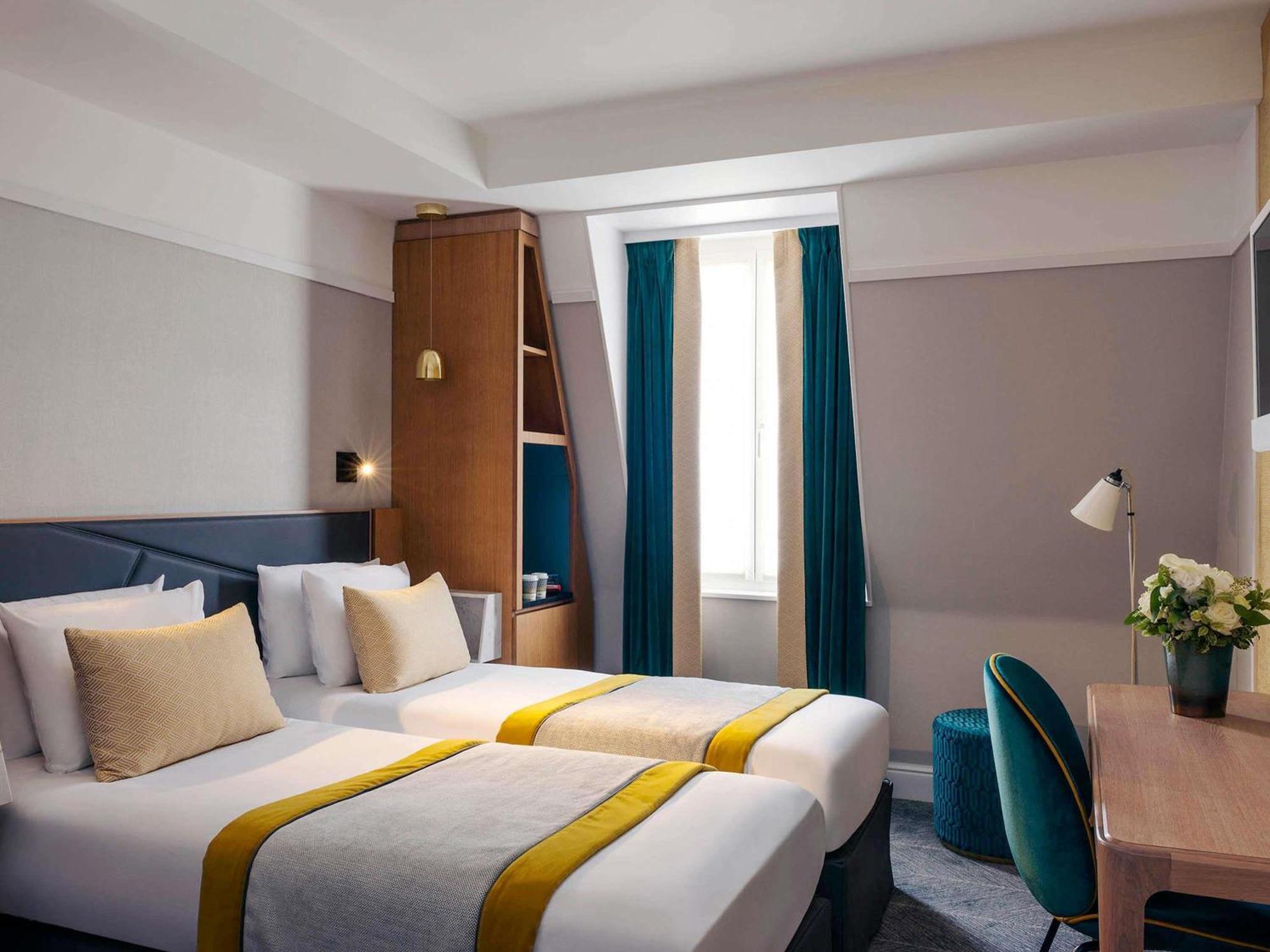 Quarto Clássico com 2 Camas de Solteiro