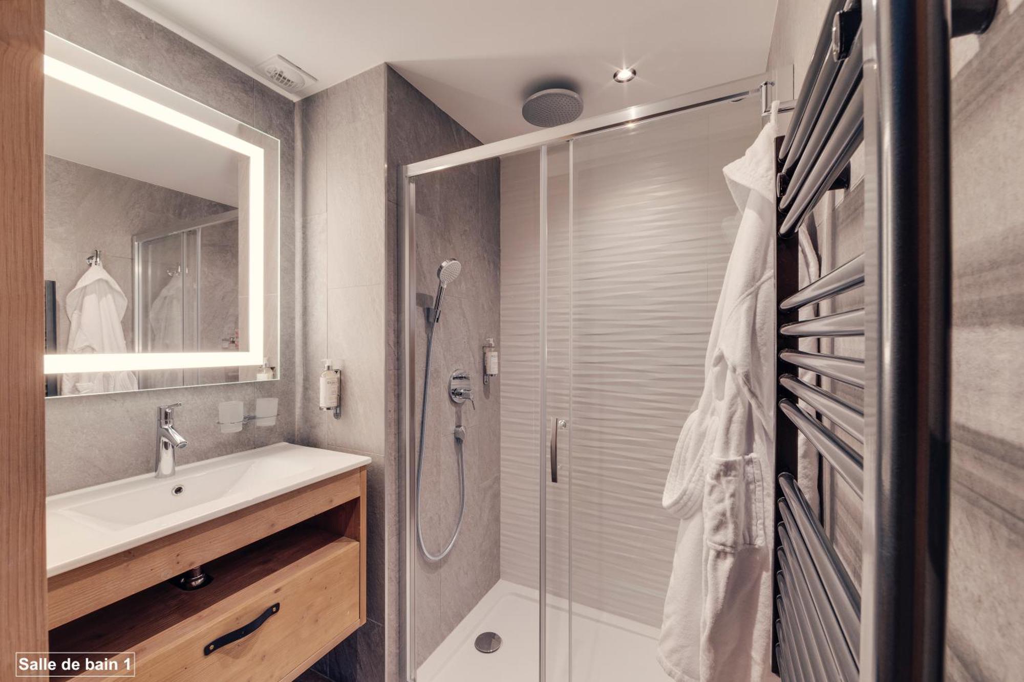 EMILOU Three-Bedroom Apartment