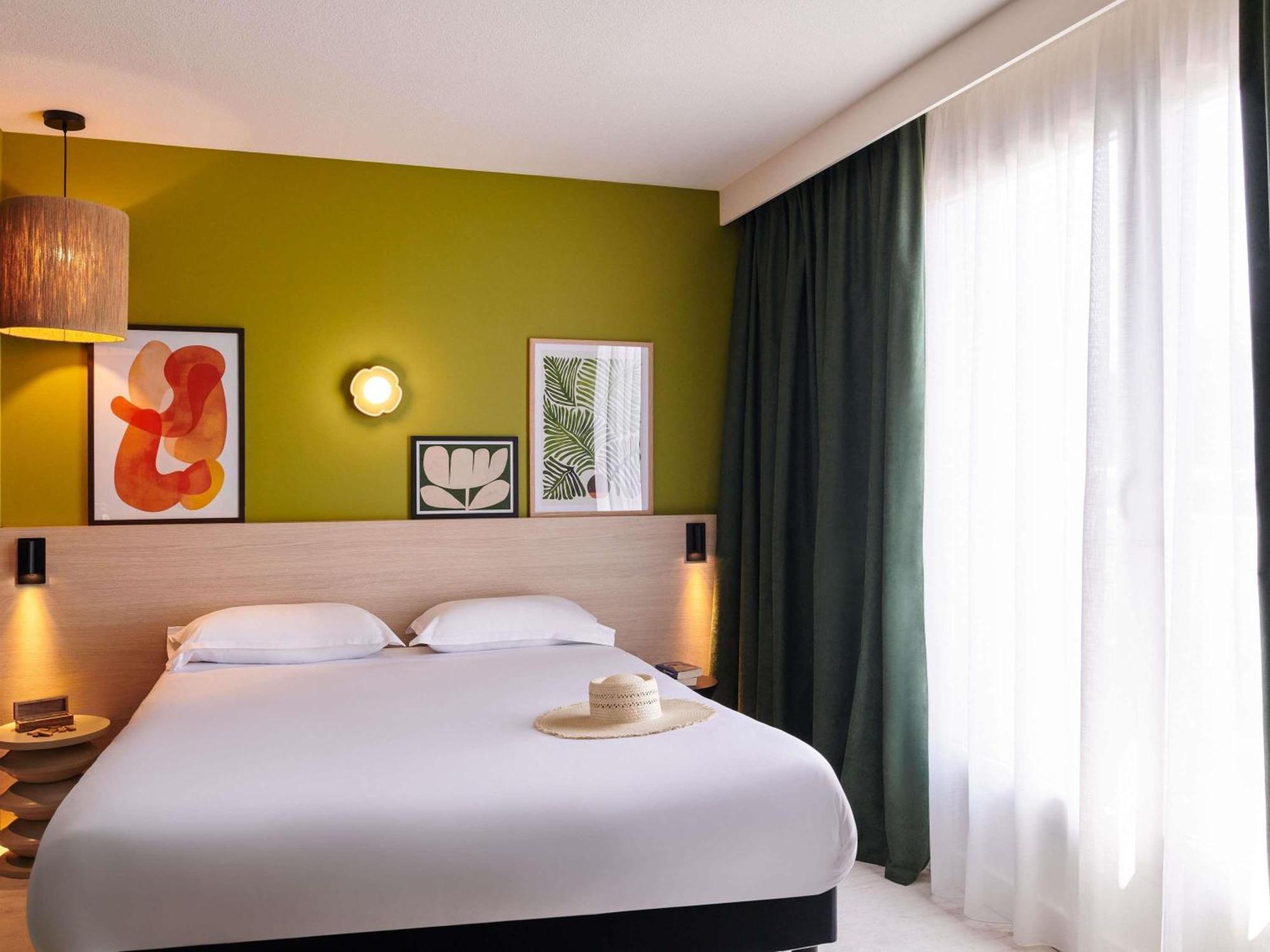 Standard Queen Room