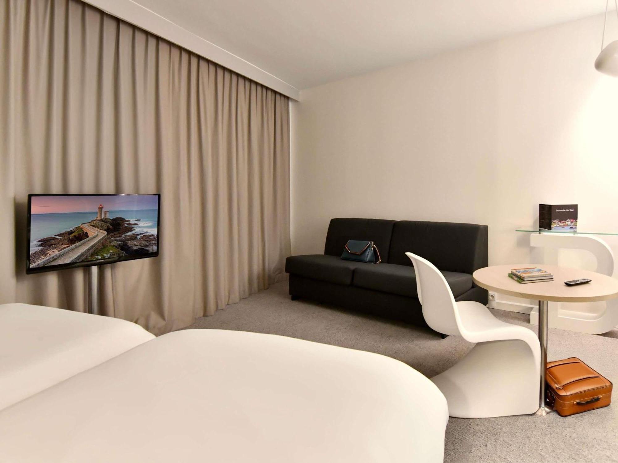 Family Room 2 Single Beds Sofa